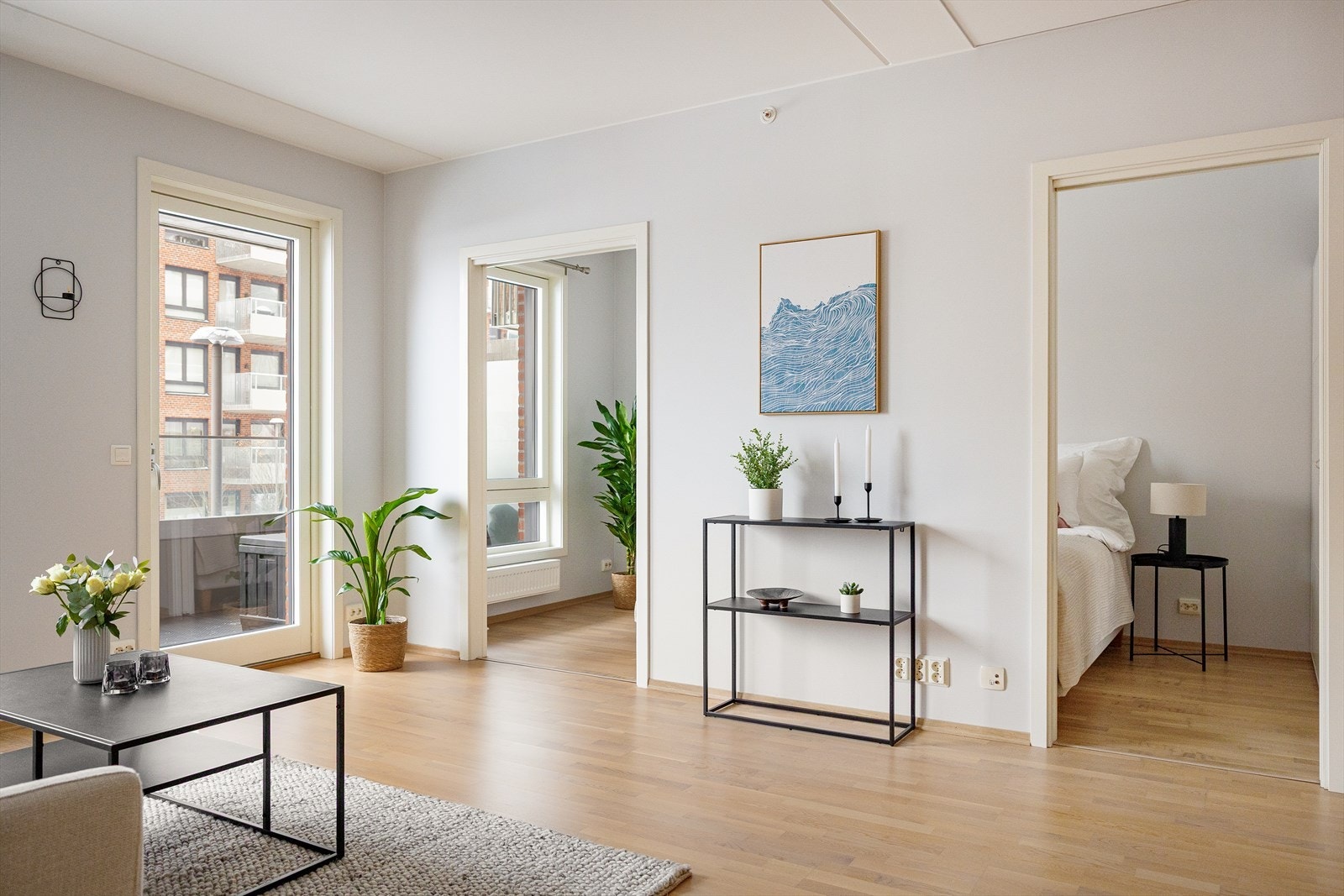 Det er adkomst til hovedsoverommet via plassbesparende skyvedører. Galleribilde