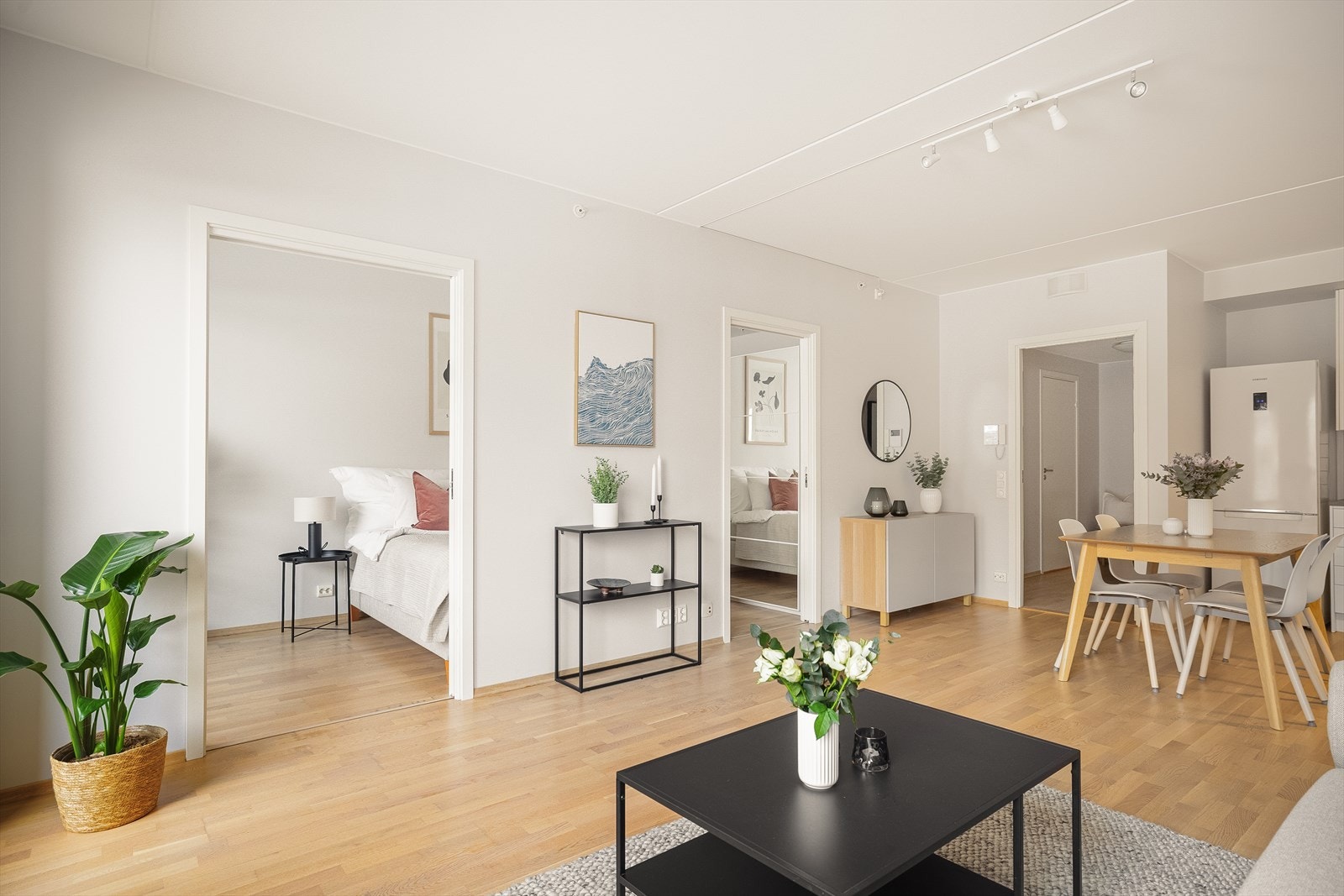 I stuen er det god plass til sofagruppe med tilhørende sofabord og tv-møblement. Galleribilde