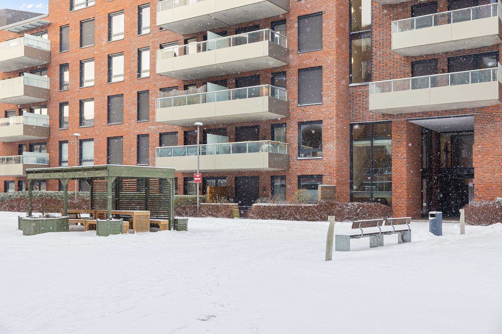 Fellesarealene er pent opparbeidet med plen, beplantning, lekeplass og sittegrupper. Galleribilde