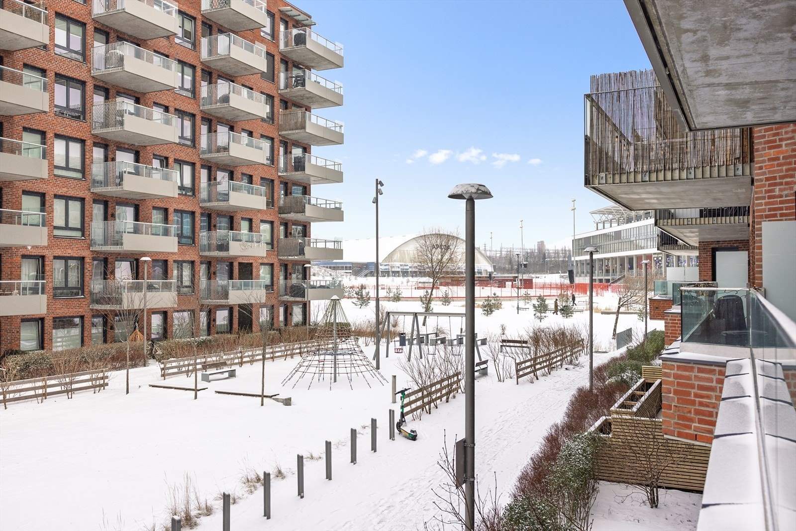Leiligheten vender mot hyggelige fellesarealer. Galleribilde