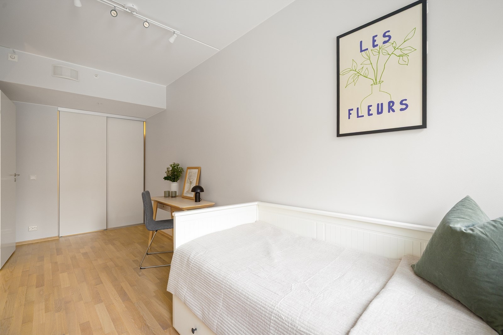 Rommet har plass til seng og skrivepult. Galleribilde
