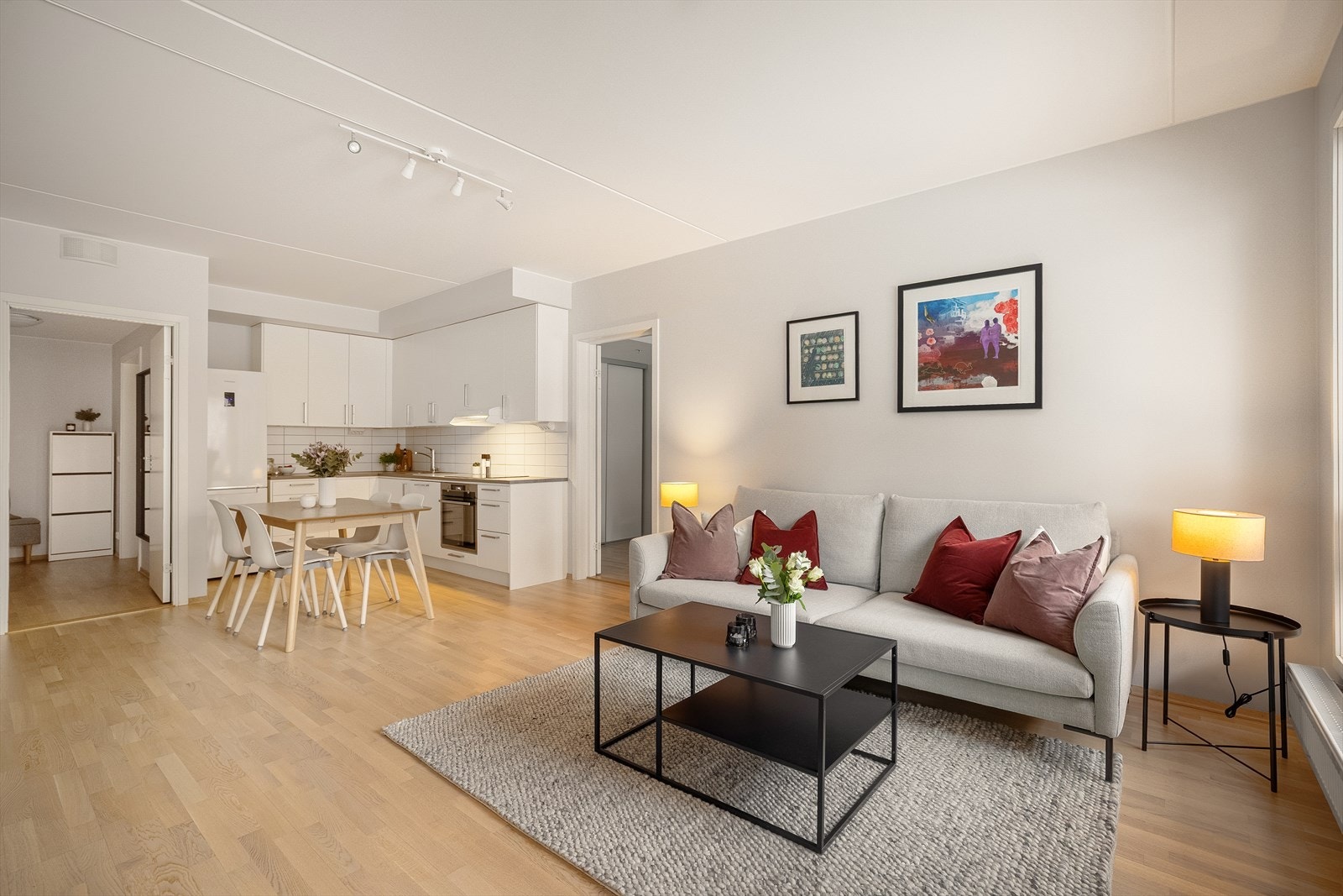 Leiligheten ligger i 2. etasje og inneholder entré, kjøkken, stue, bad, to soverom og bod. Galleribilde