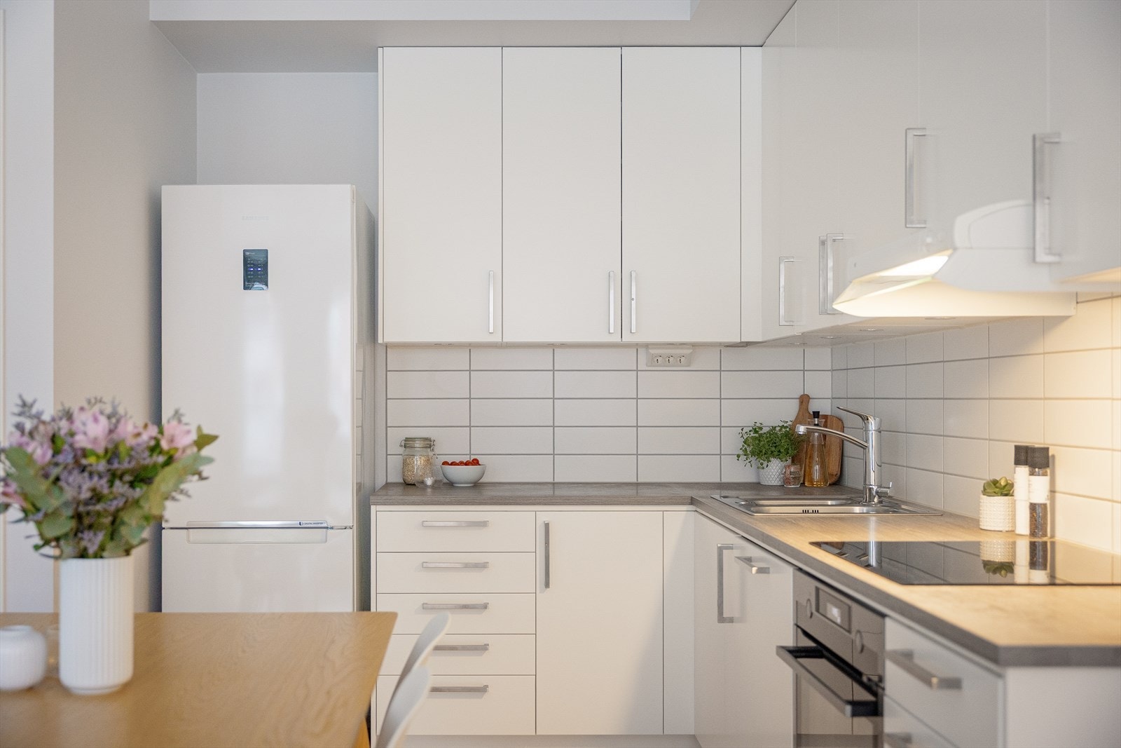 Det er godt med både oppbevaringsplass og benkeplass for matlaging. Galleribilde