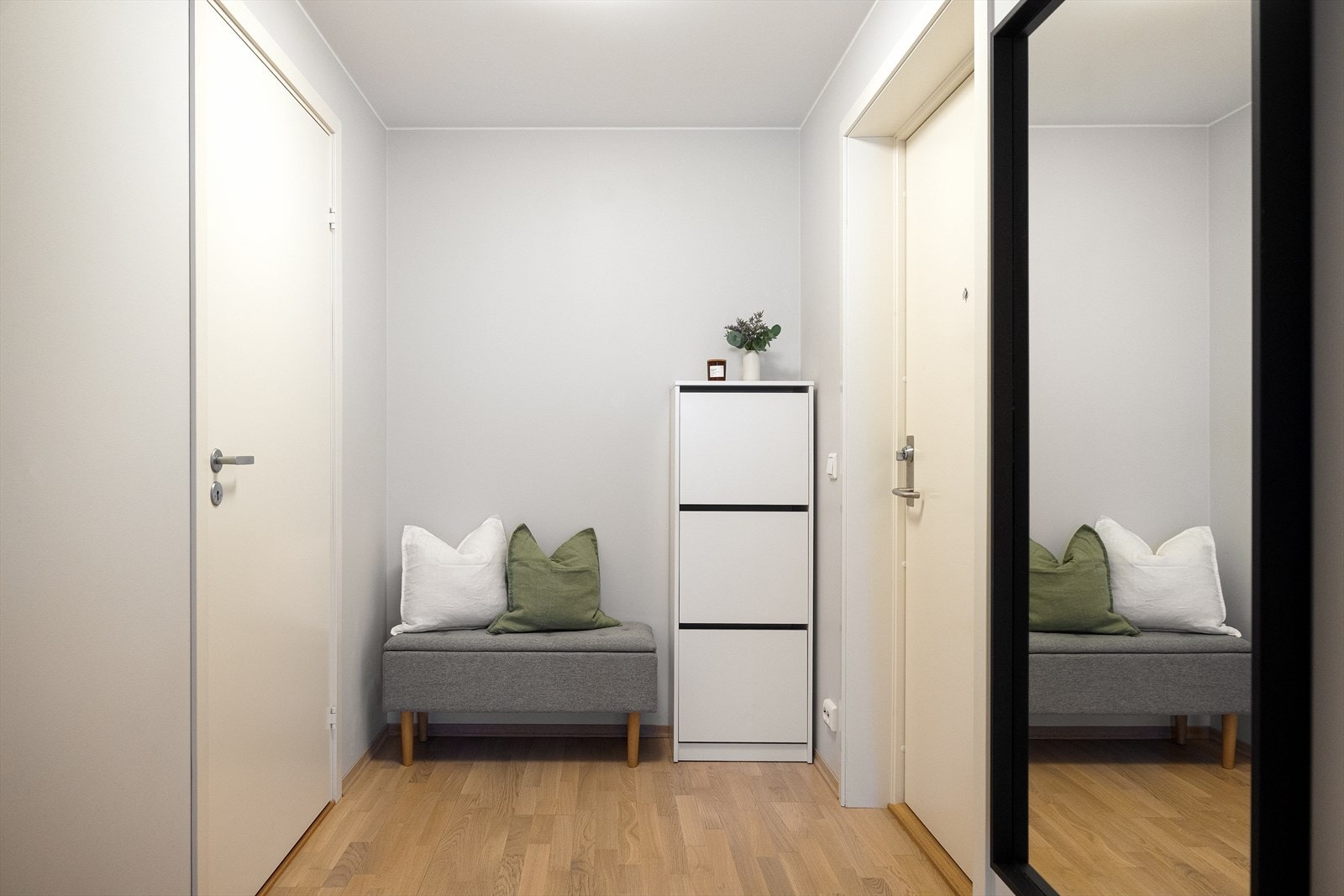I entréen er det plass til knagger og skohylle for oppbevaring av yttertøy. Galleribilde