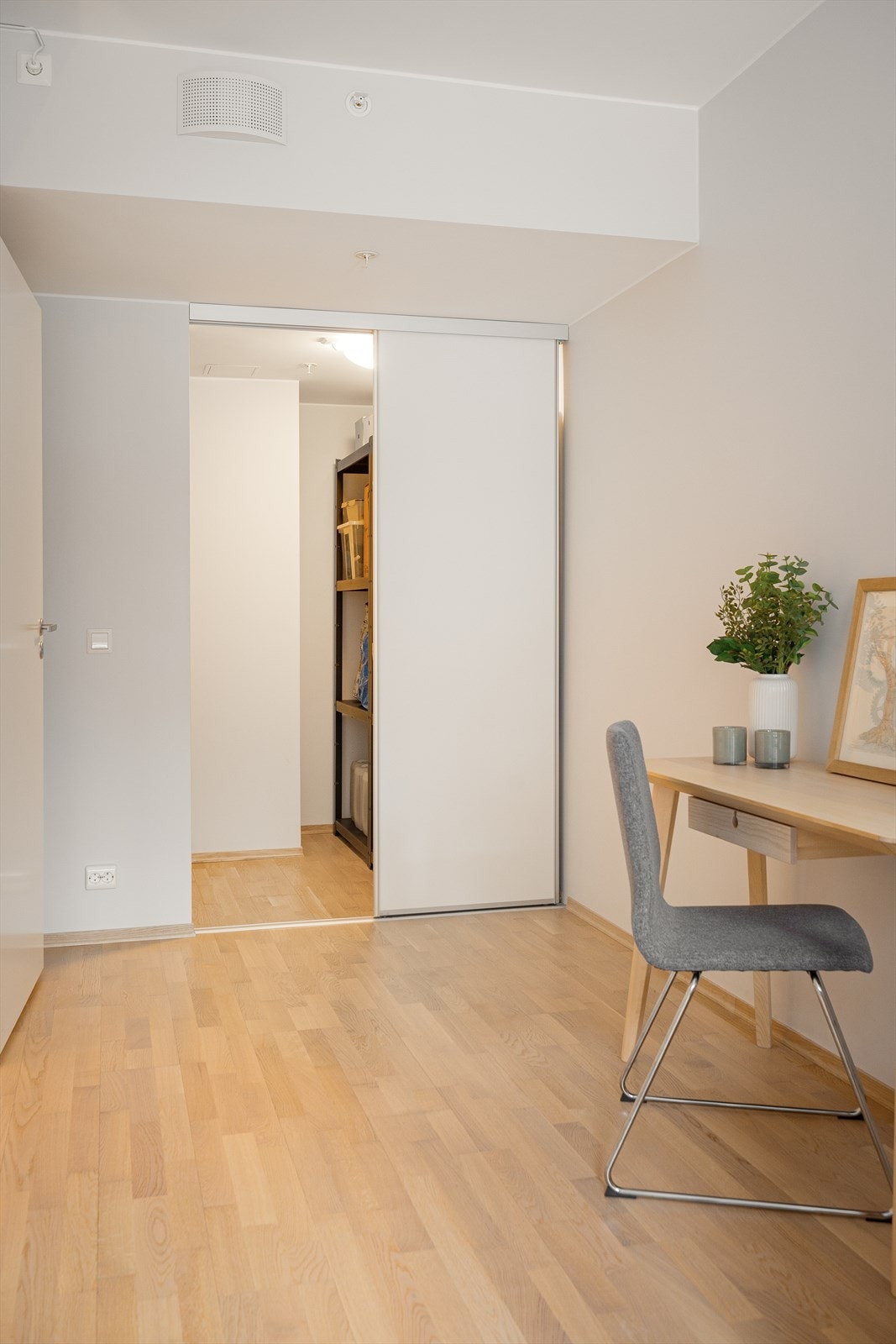 Det er godt med lagringsplass i innebygd garderobeløsning. Galleribilde