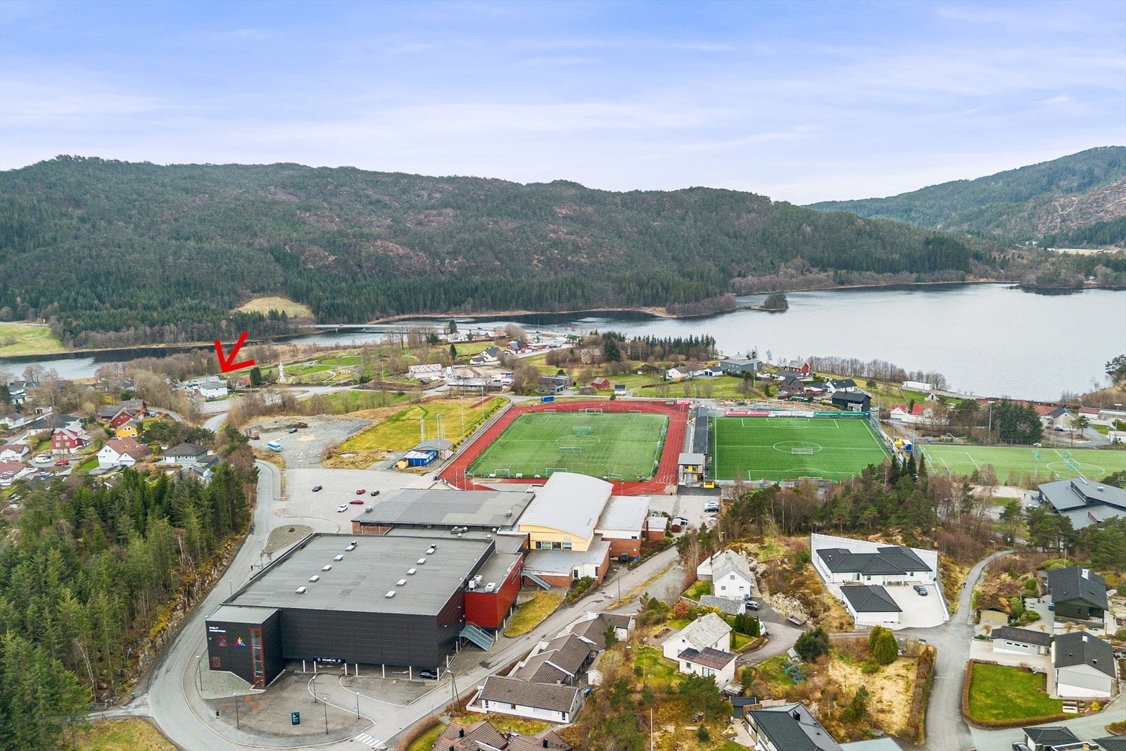Skole, barnehager, Osbadet og idrettsanlegg like ved Galleribilde