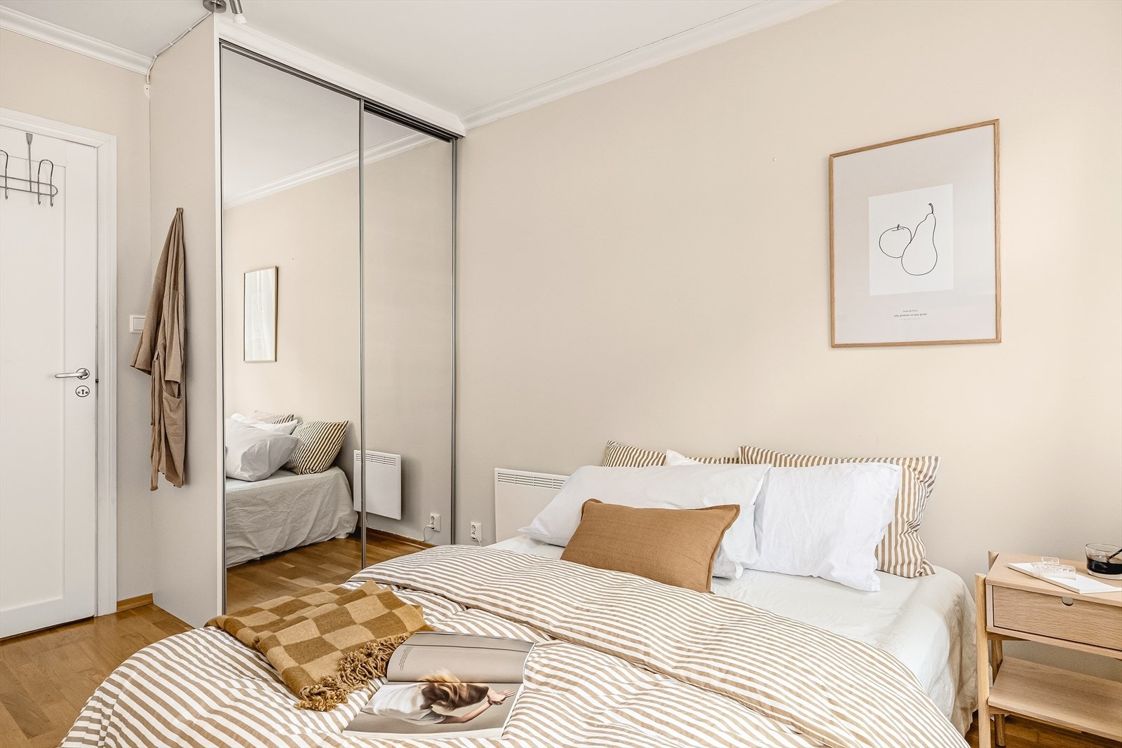 God lagringsplass på soverommet. Galleribilde