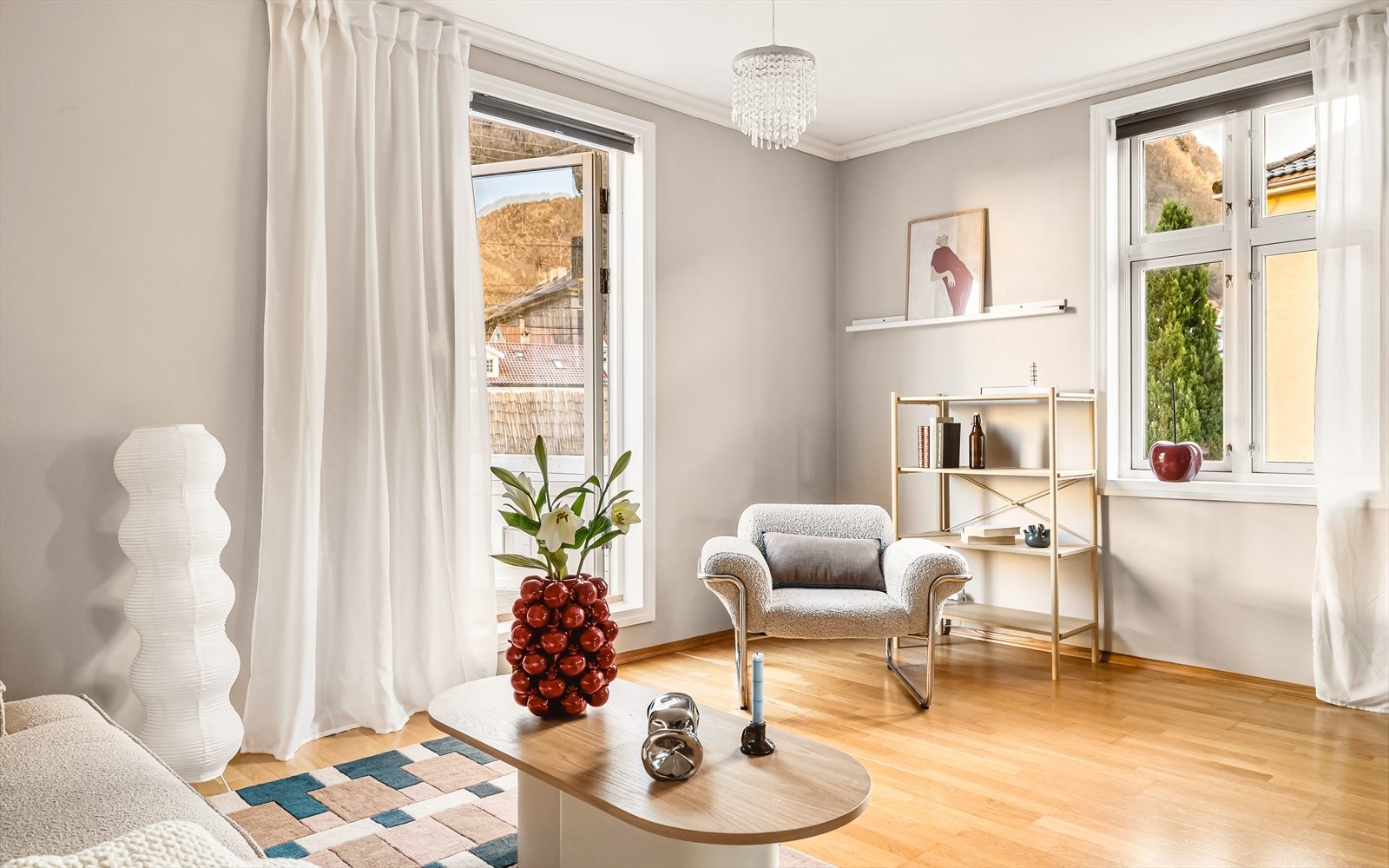 Store vindusflater sikrer rikelig med naturlig lys. Galleribilde