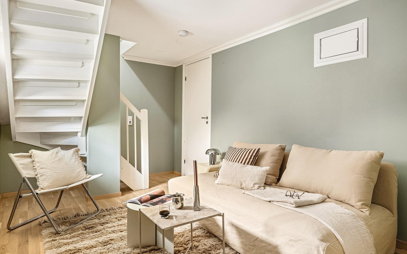 Selger har innredet kjelleretasjen til beboelse. Det gjøres oppmerksom på at etasjen ikke er godkjent for varig opphold. Se tekst under ferdigattest i salgsoppgaven. Galleribilde