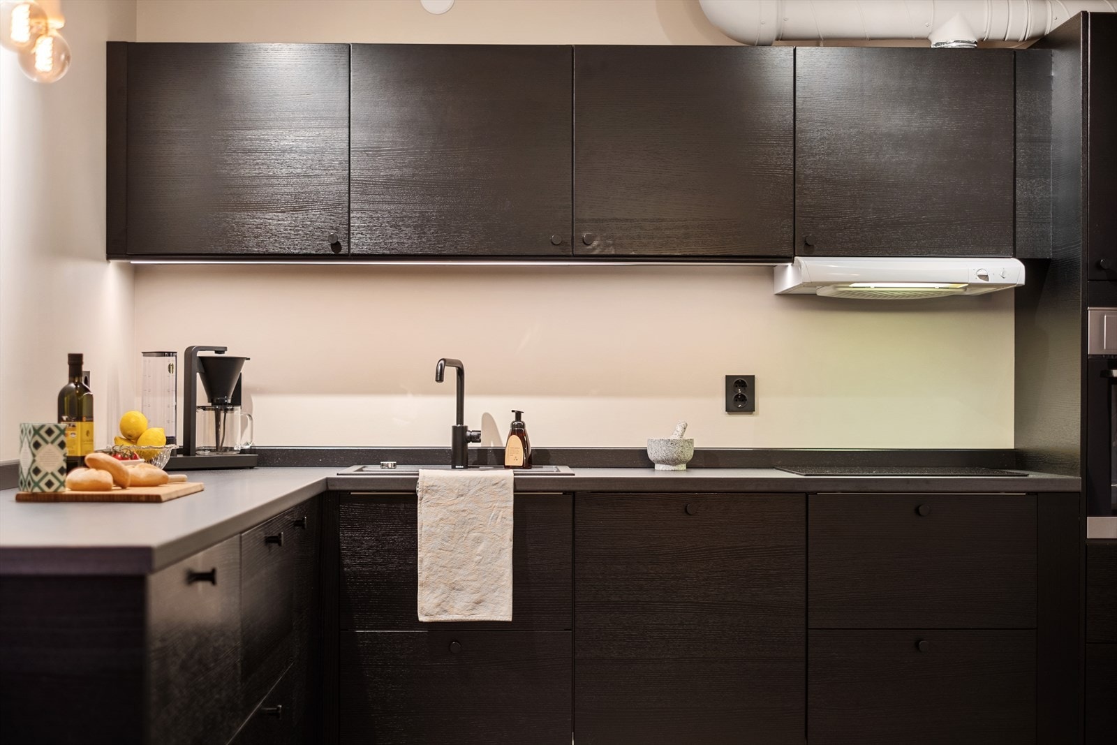 Innredningen har glatte fronter og er utstyrt med integrerte hvitevarer. Galleribilde