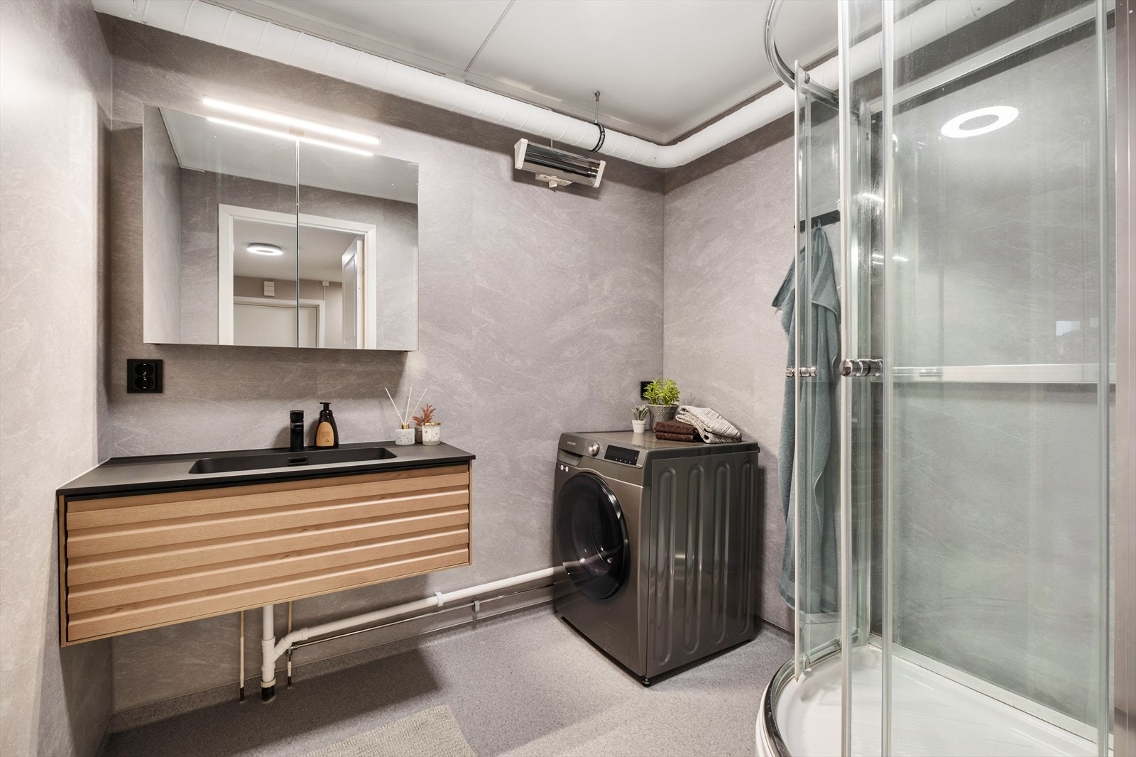 Bad oppgradert i 2024 og fremstår som pent og tidsriktig. Galleribilde