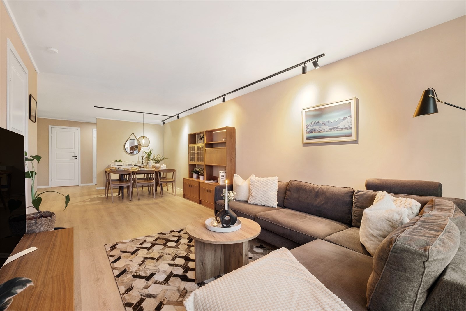 Stue med god plass til både sofagruppe og spiseplass. Galleribilde