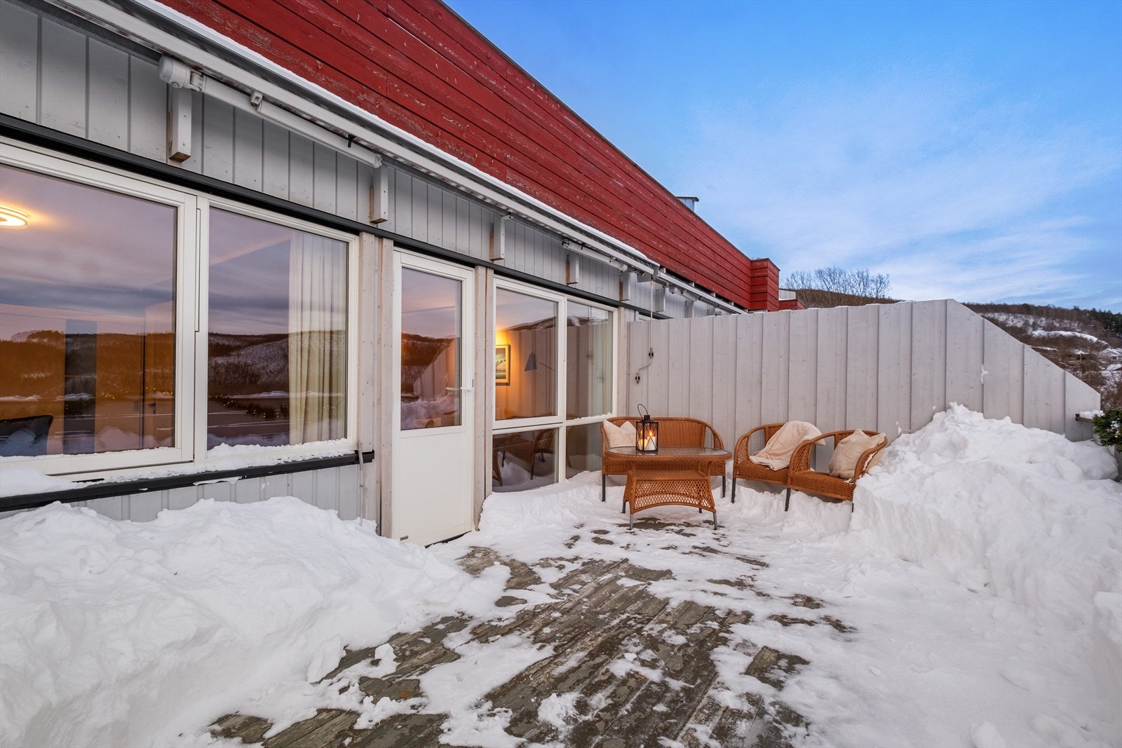 Fra stuen er det utgang til romslig terrasse på hele 22 m². Galleribilde