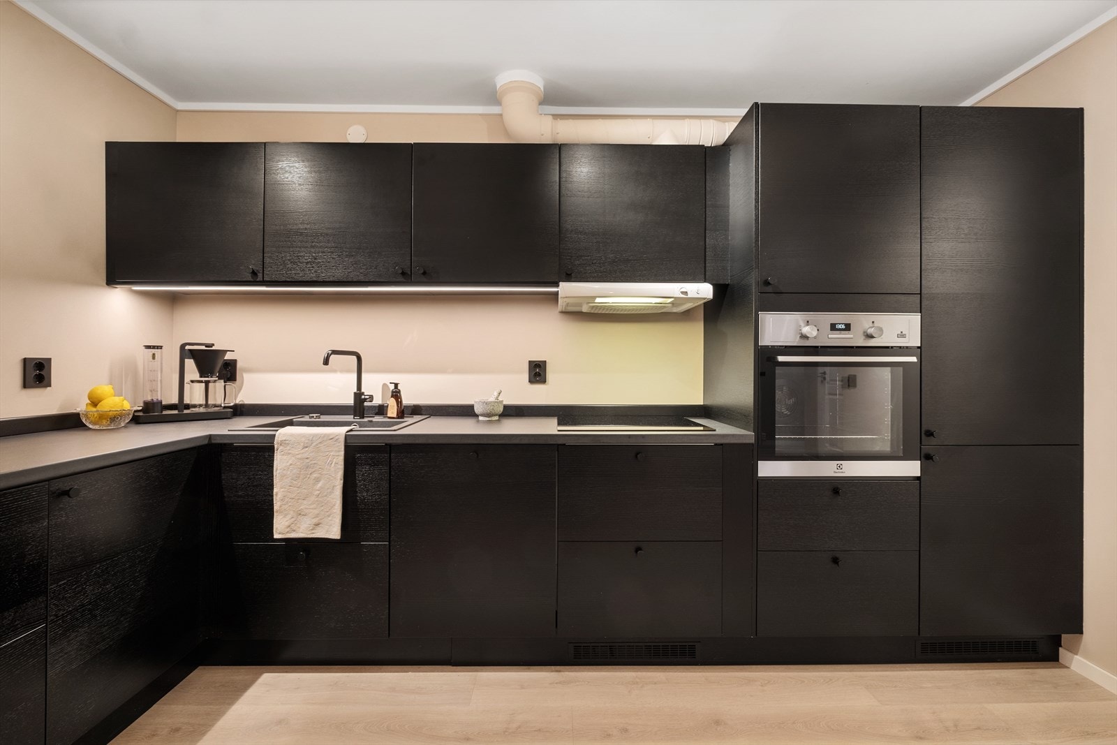 Lekker kjøkkeninnredning fra 2024 med moderne design og gode arbeidsflater. Galleribilde