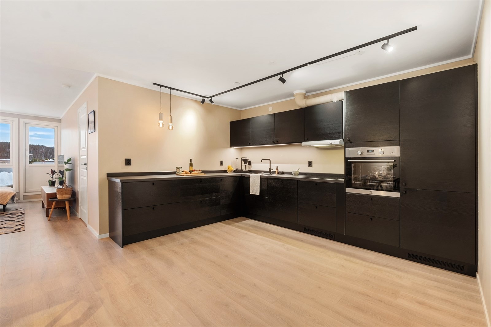 Kjøkkenventilator med avtrekk ut og vannstoppsystem. Galleribilde