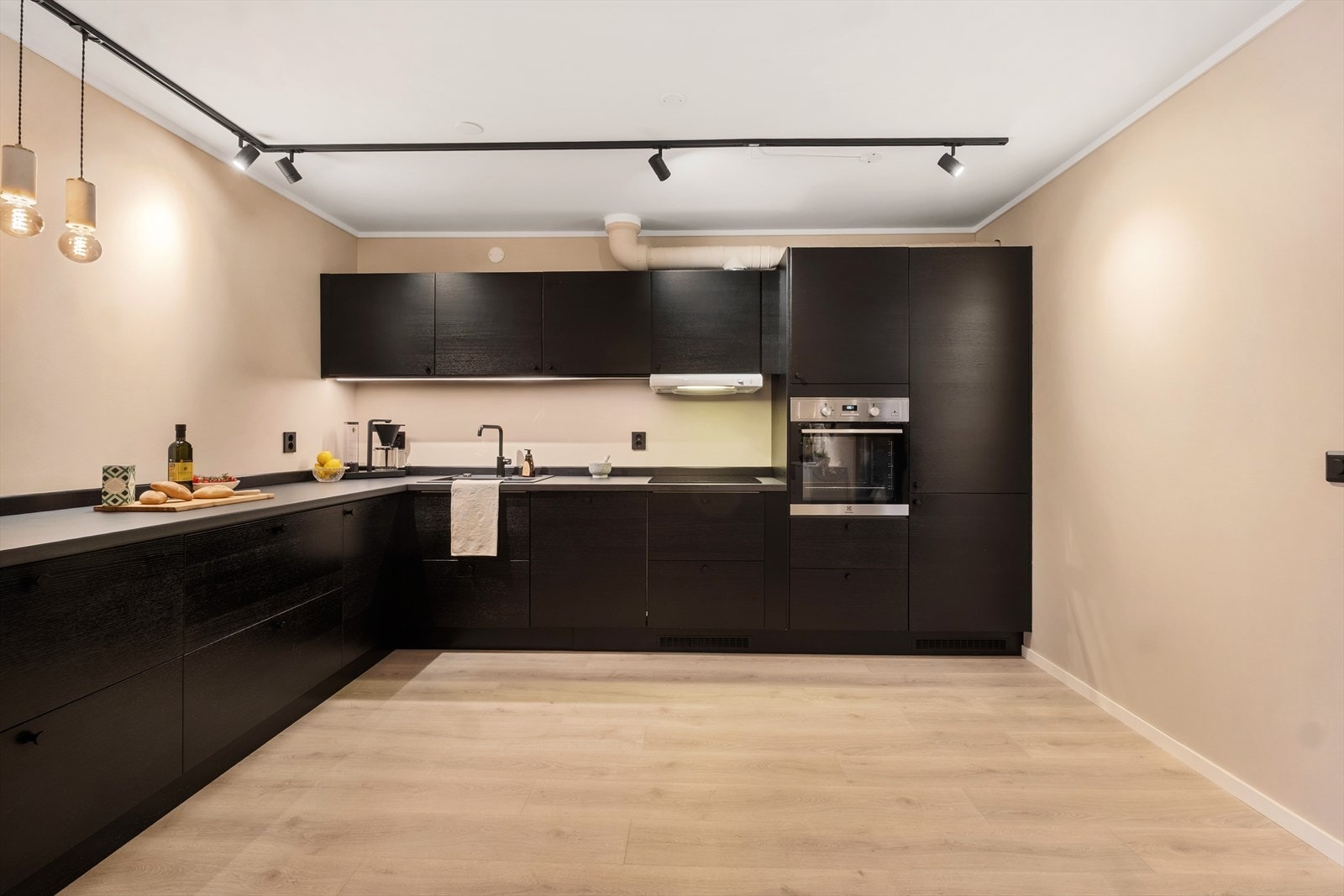 Romslig kjøkken godt utbygget med skap, skuff og benkeplass. Galleribilde