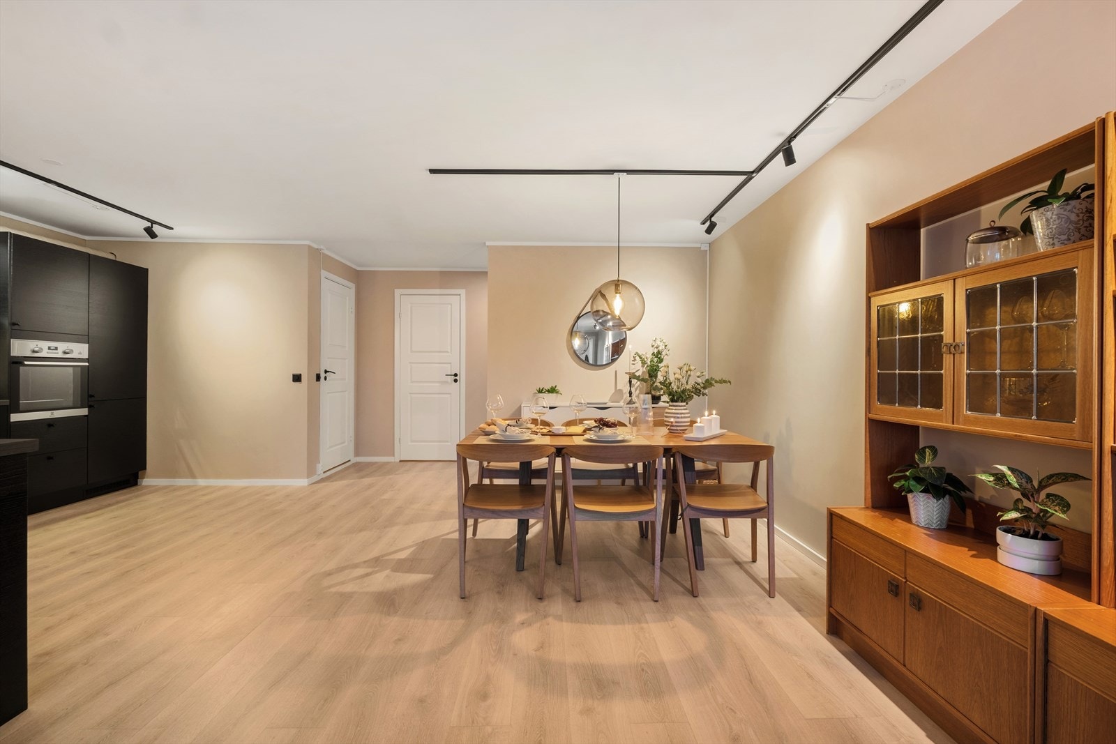 Åpen løsning mellom stue og kjøkken. Galleribilde