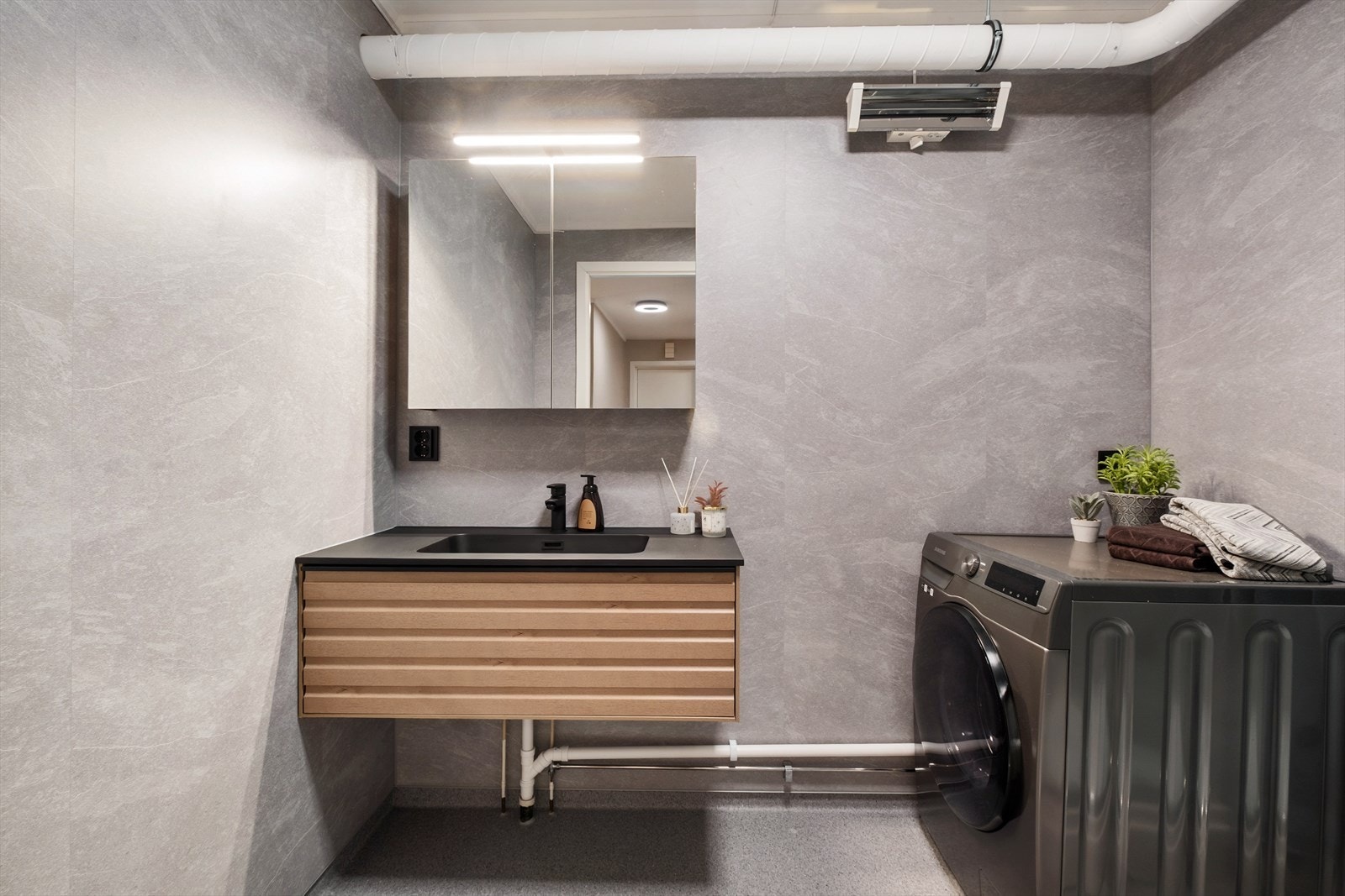 Innredet med servant med innredning og dusjkabinett. Galleribilde