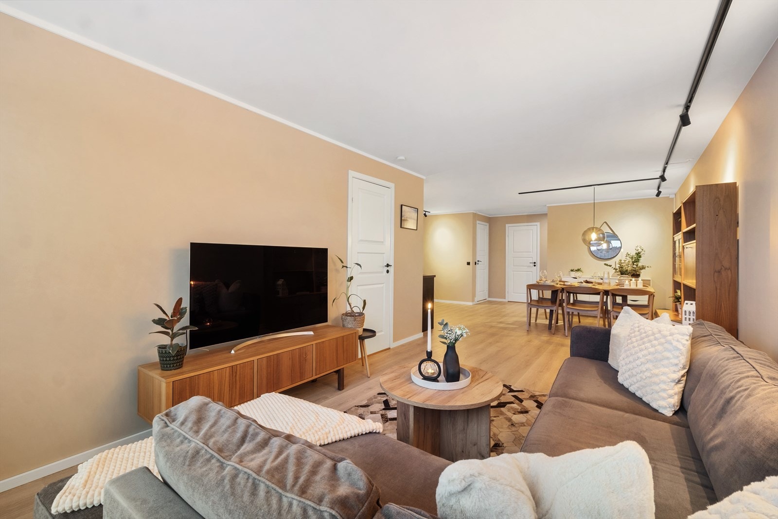 Stuen er malt i moderne fargevalg. Galleribilde