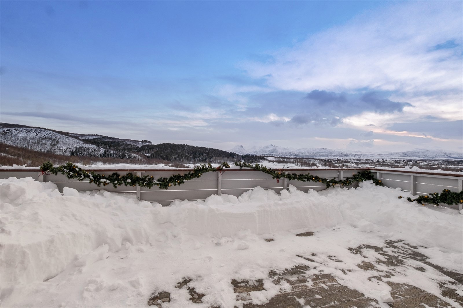 Fra terrassen er det gode solforhold og flott utsikt som kan nytes. Galleribilde