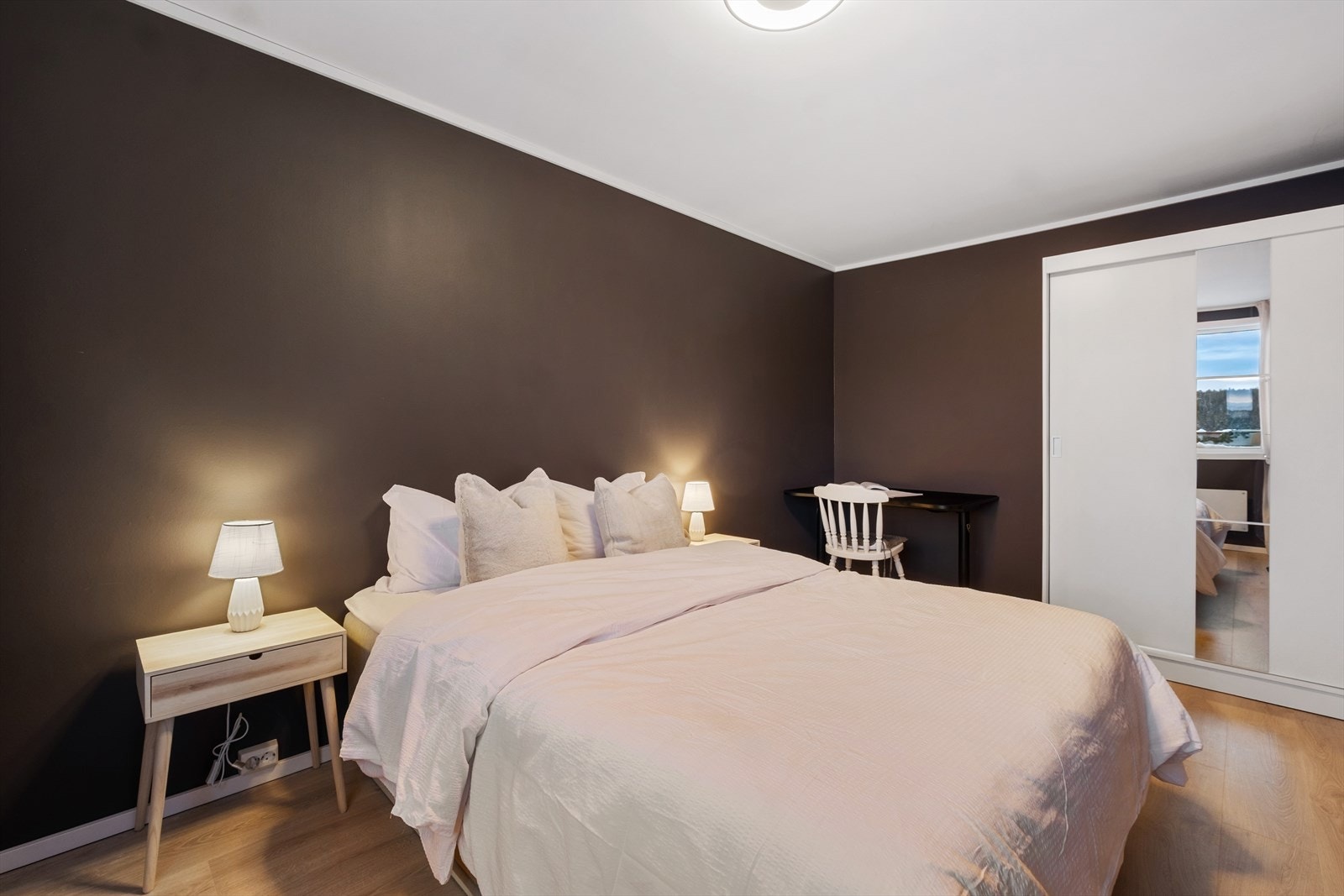 Soverom med praktisk garderobeskap. Galleribilde