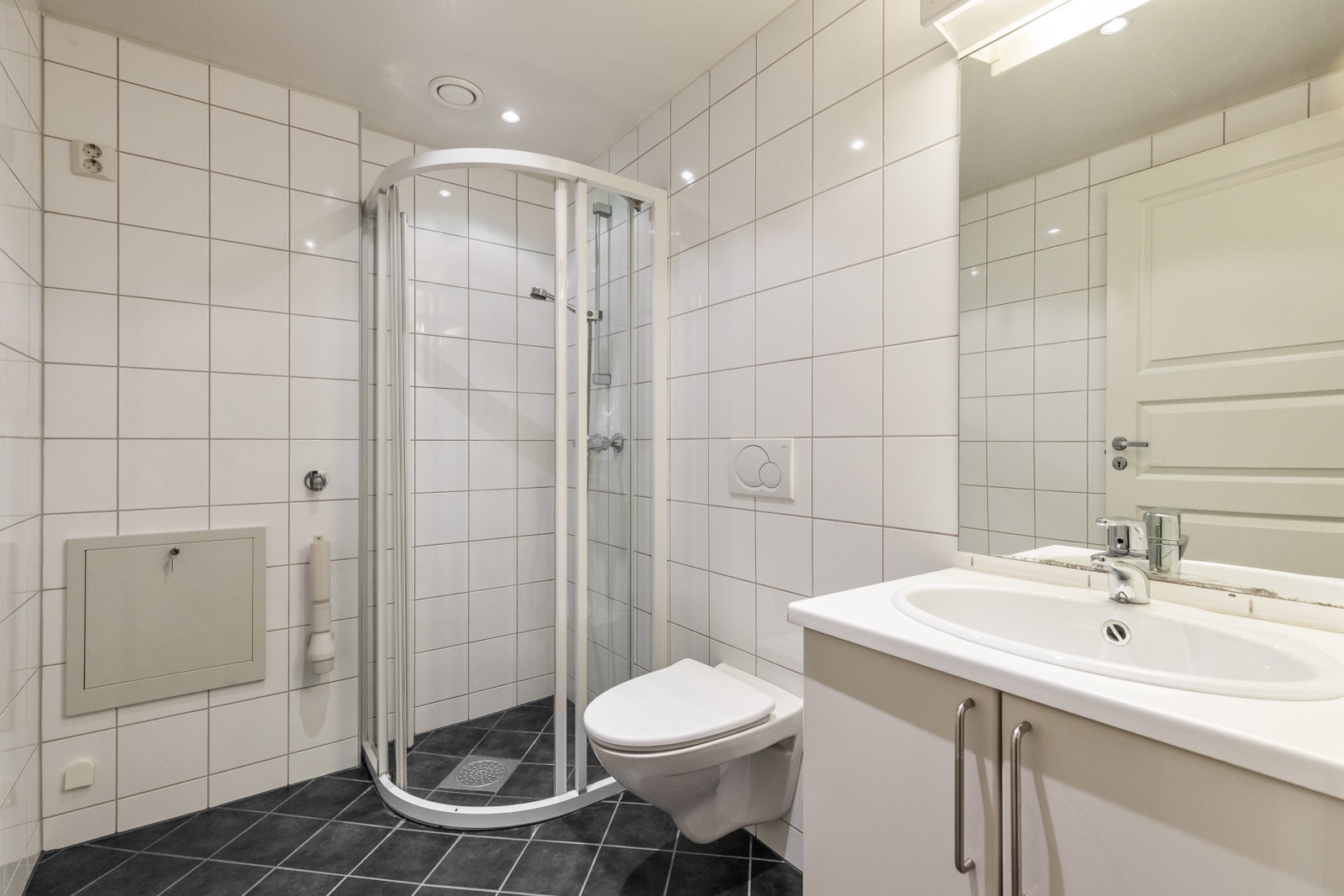 Badet er flislagt, delikat og romslig. Galleribilde