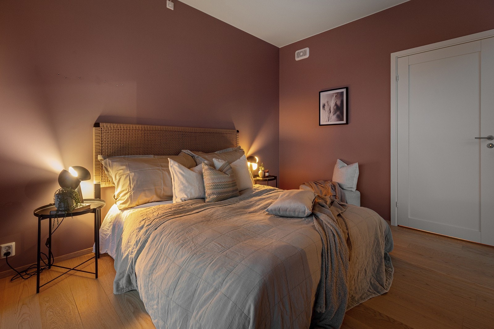 Fargevalget på veggene skaper en lun og rolig atmosfære. Galleribilde