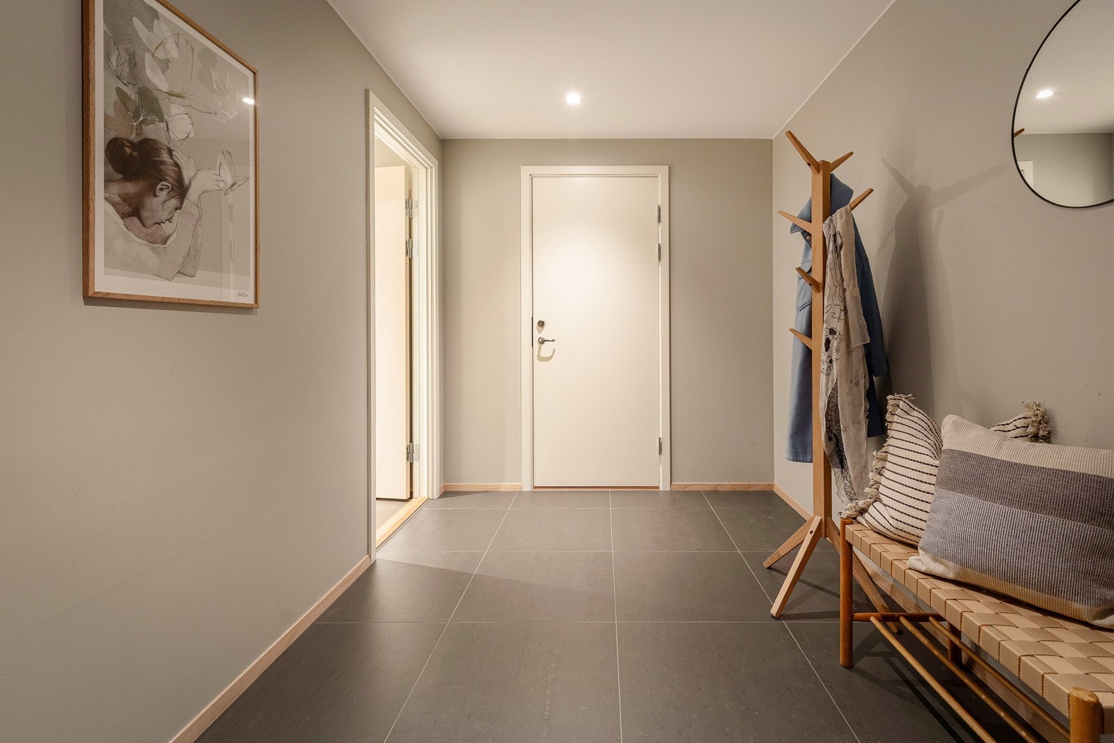 Praktiske fliser på gulvet gjør inngangspartiet både slitesterkt og enkelt å vedlikeholde. Galleribilde