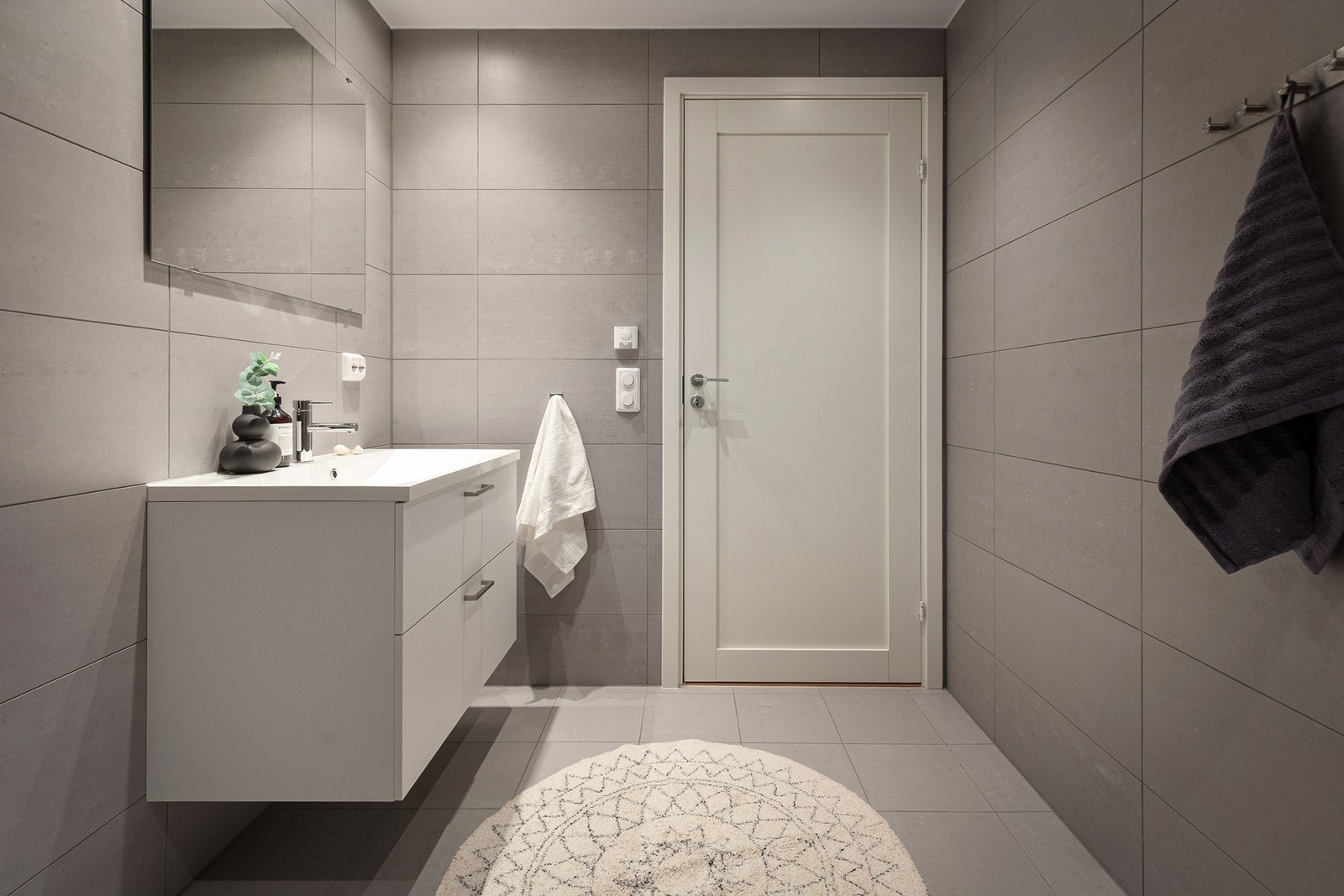 Baderomsinnredningen har heldekkende servant og god oppbevaring i skuffer. Galleribilde