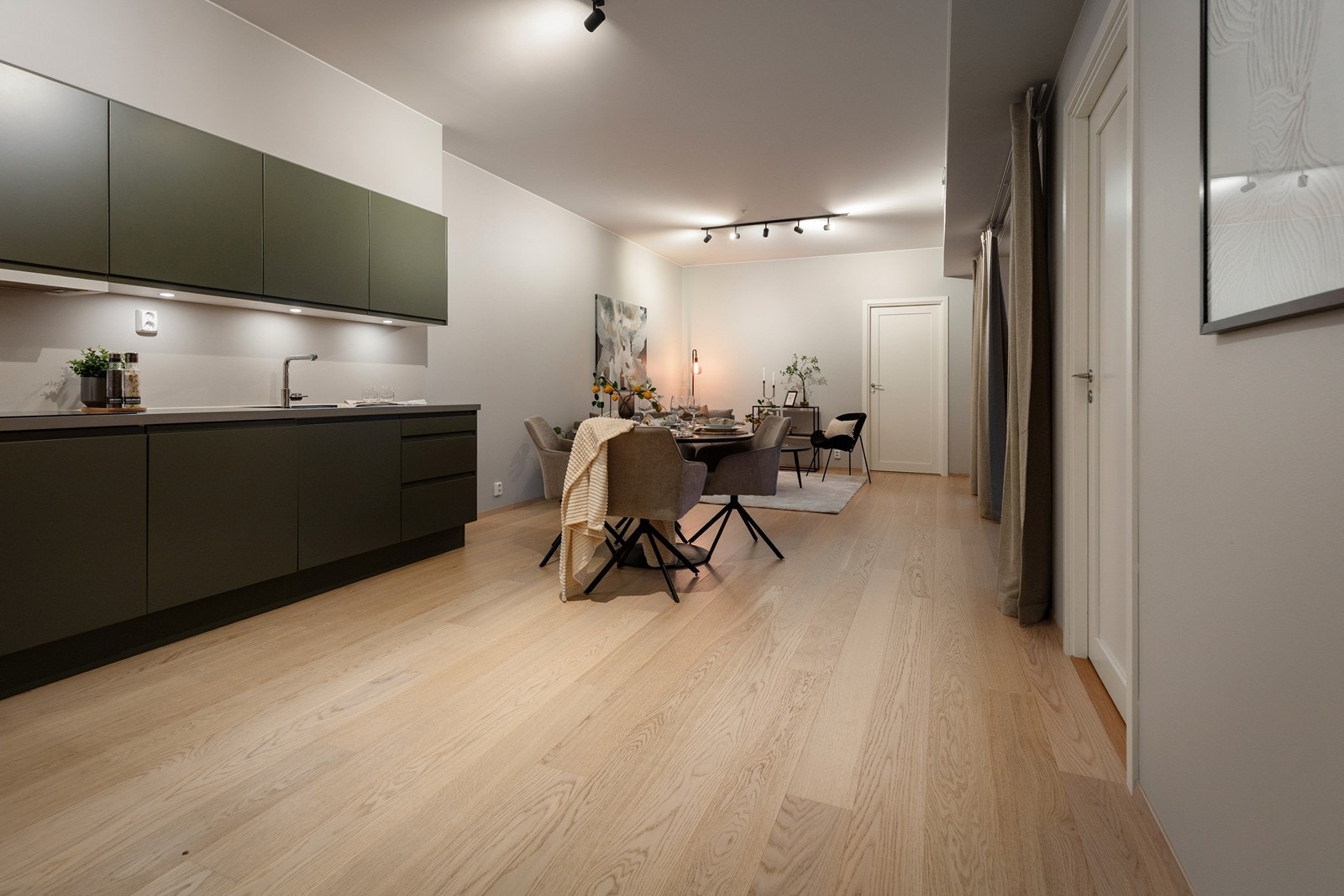 Stuen og kjøkkenet utgjør et stort allrom, med gjennomgående en-stavs eikeparkett. Galleribilde