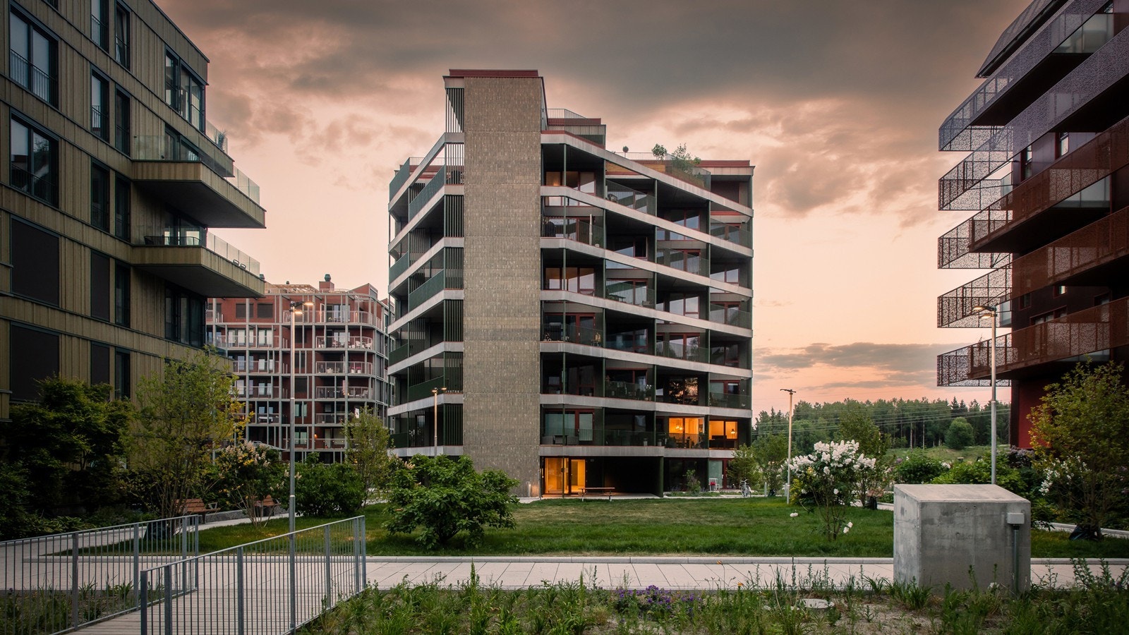 Fellesområdene er pent opparbeidet med grøntarealer og gangstier. Galleribilde