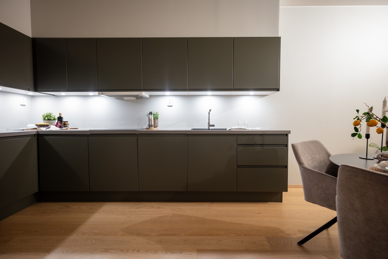 God benke- og skapplass, samt integrerte hvitevarer, gjør kjøkkenet svært funksjonelt. Galleribilde