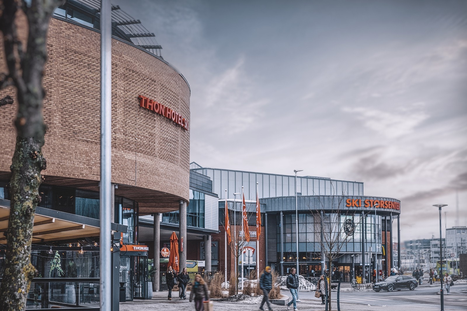 Ski Storsenter, med over 140 butikker og spisesteder, ligger i gangavstand. Galleribilde