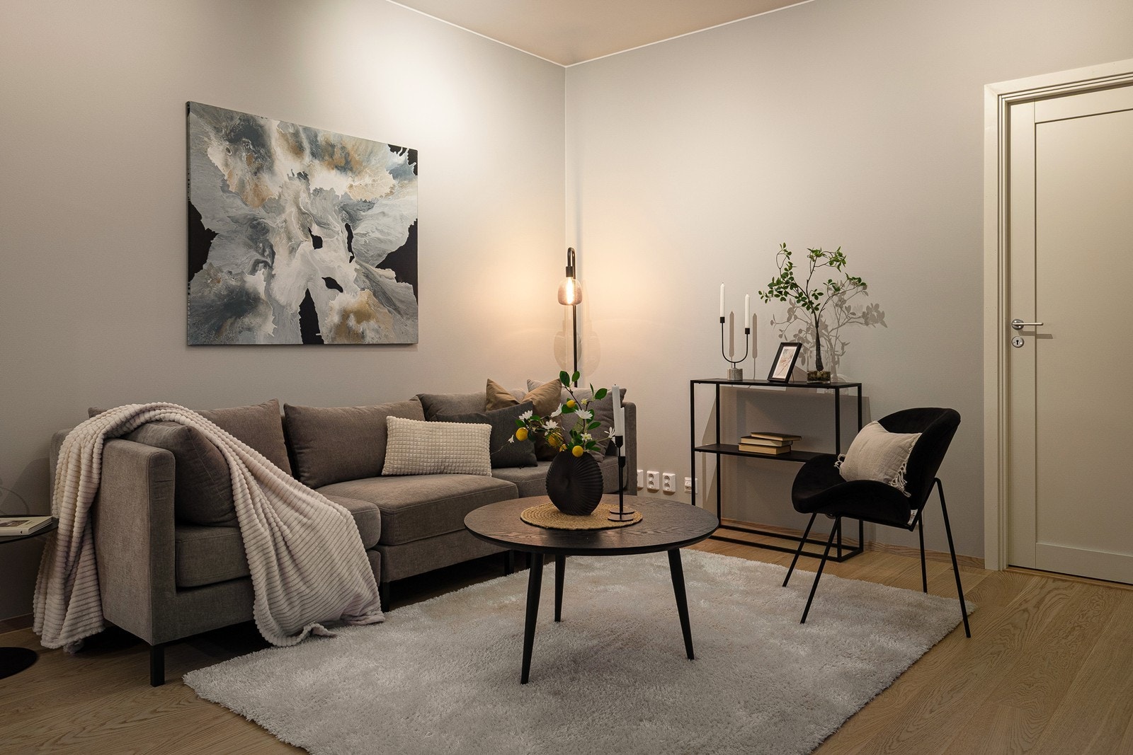 Spotbelysning i taket gir god og justerbar grunnbelysning i rommet. Galleribilde