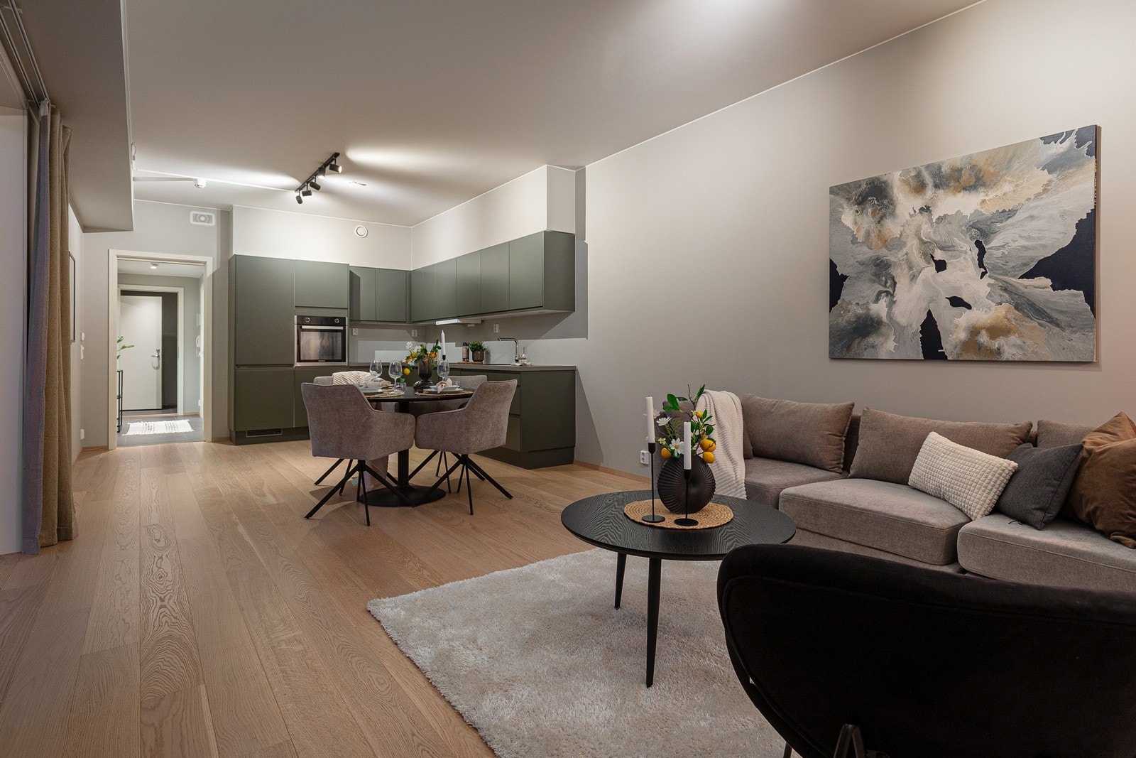 Leiligheten har en åpen og sosial planløsning mellom stue og kjøkken. Galleribilde