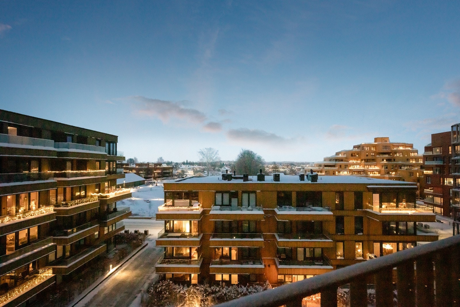 Fra leiligheten er det en åpen utsikt over nærområdet. Galleribilde