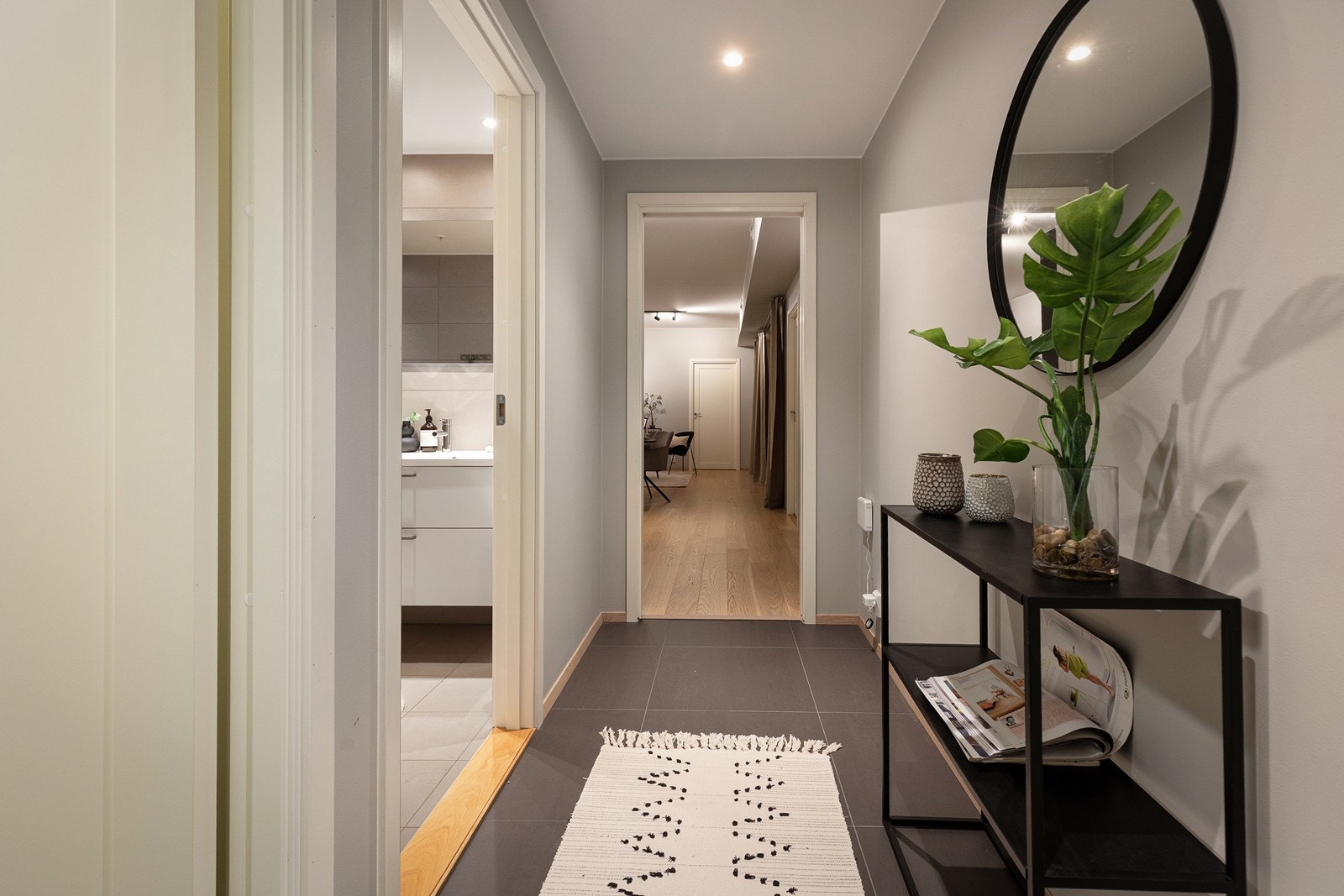 Gangen binder sammen leilighetens ulike soner på en effektiv måte. Galleribilde