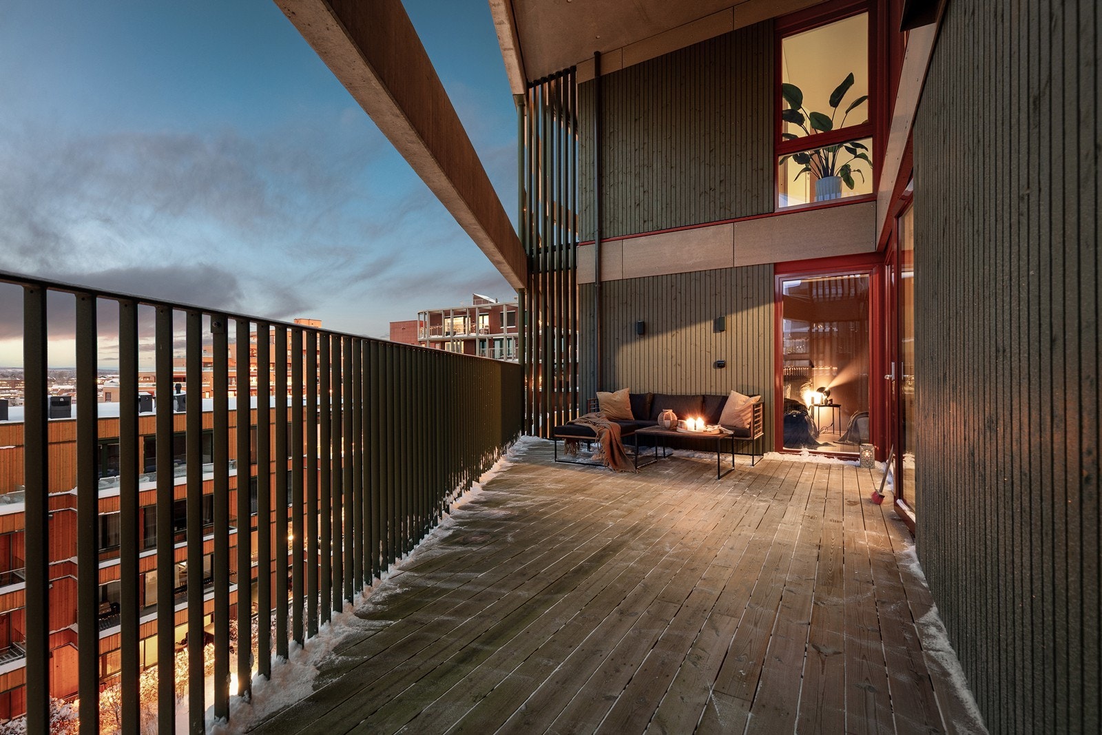 Her er det rikelig med plass til både en romslig sittegruppe og grill. Galleribilde