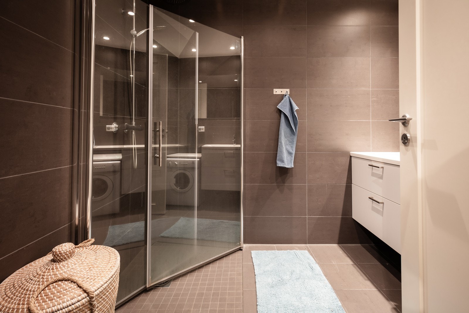 Det andre badet er tilsvarende innredet og har i tillegg opplegg for vaskesøyle. Galleribilde