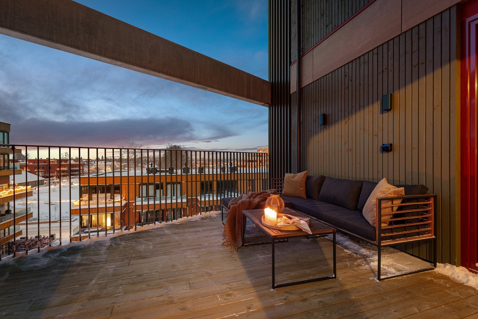 En stor, overbygget balkong utvider stuen og gir et flott privat uterom. Galleribilde