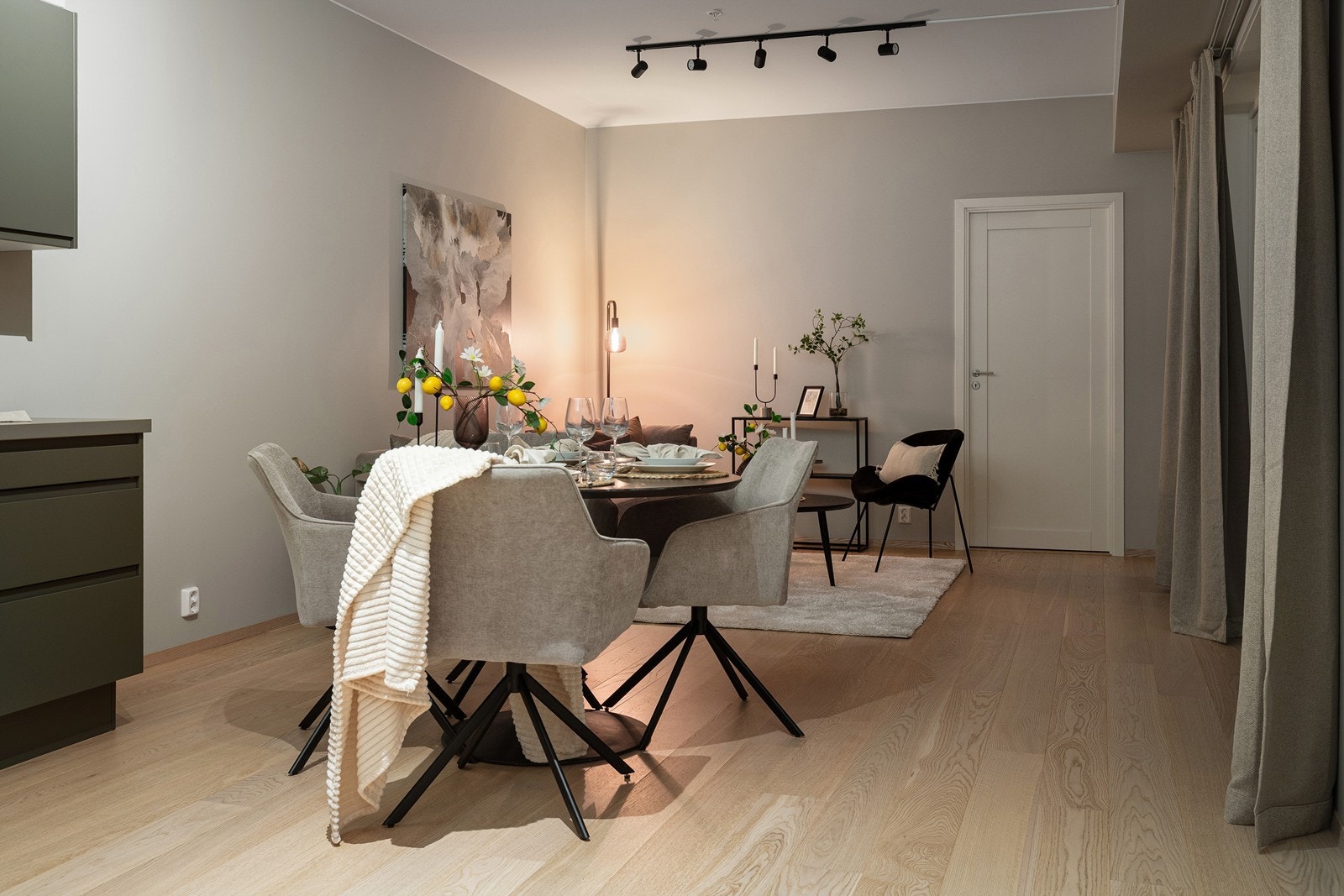 Det er en naturlig sone for spisebordet i overgangen mellom kjøkken og stue. Galleribilde