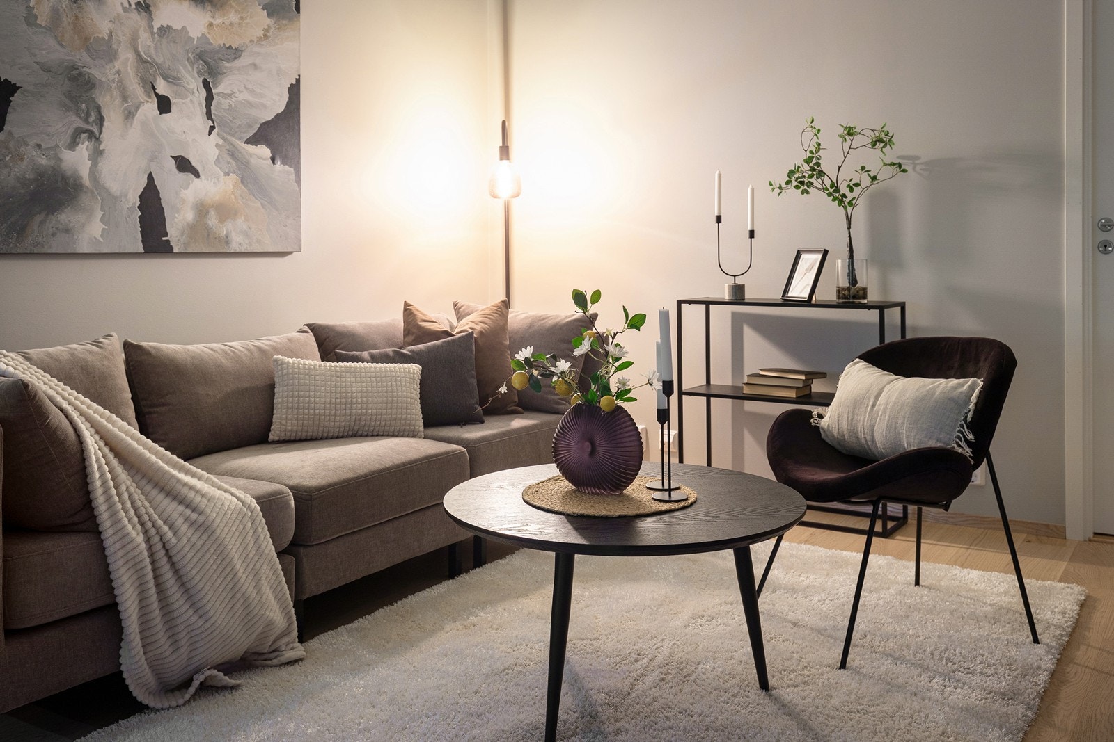 Stuedelen har rikelig med plass for en større sofagruppe og tilhørende møblement. Galleribilde