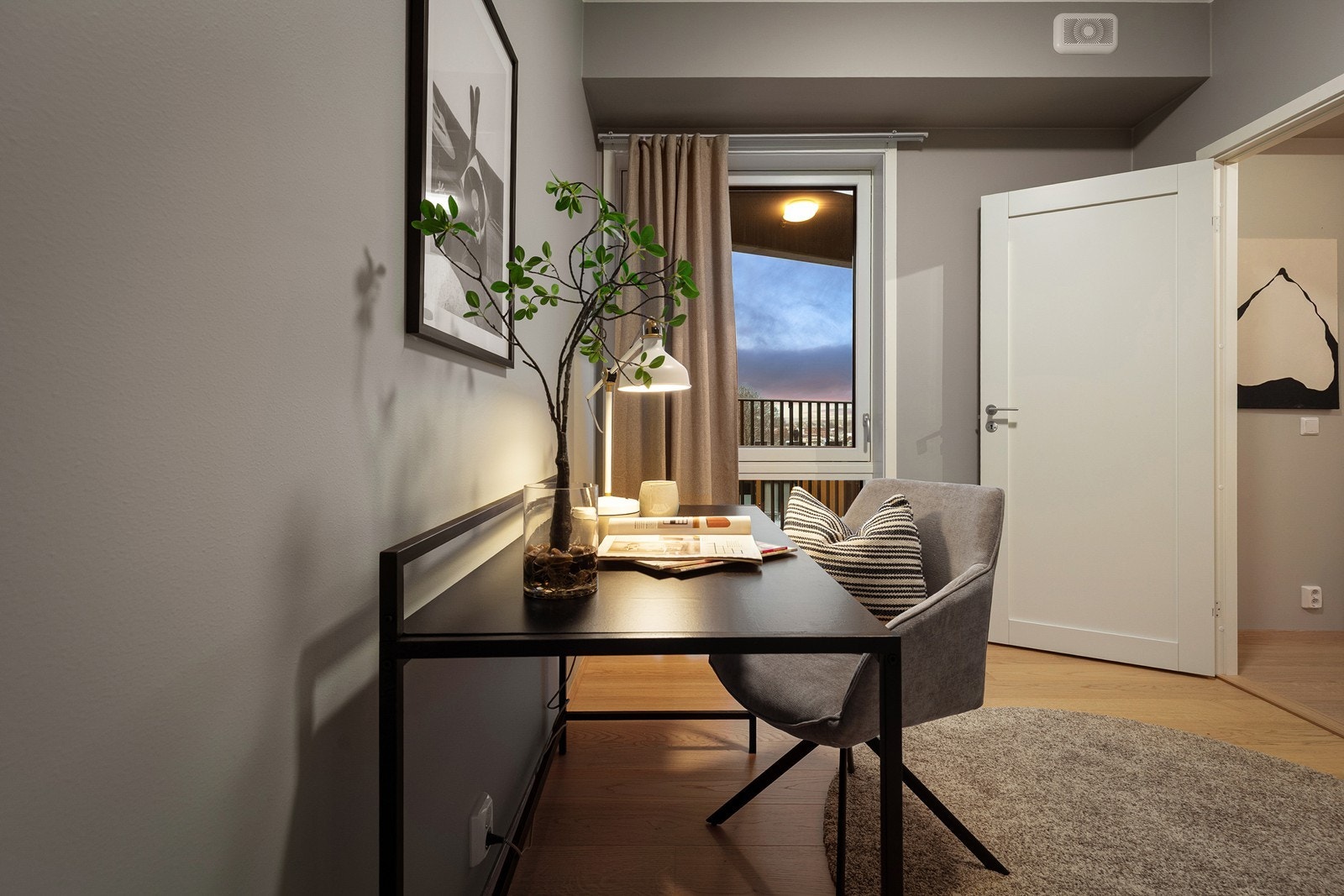 Rommet er stort nok til å kombinere soveplass med en egen arbeidskrok. Galleribilde