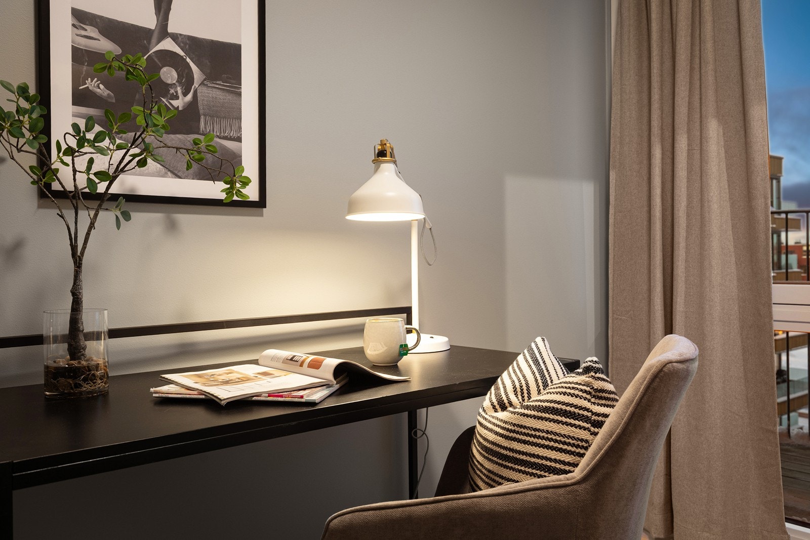 Vinduet gir godt med dagslys inn i rommet. Galleribilde