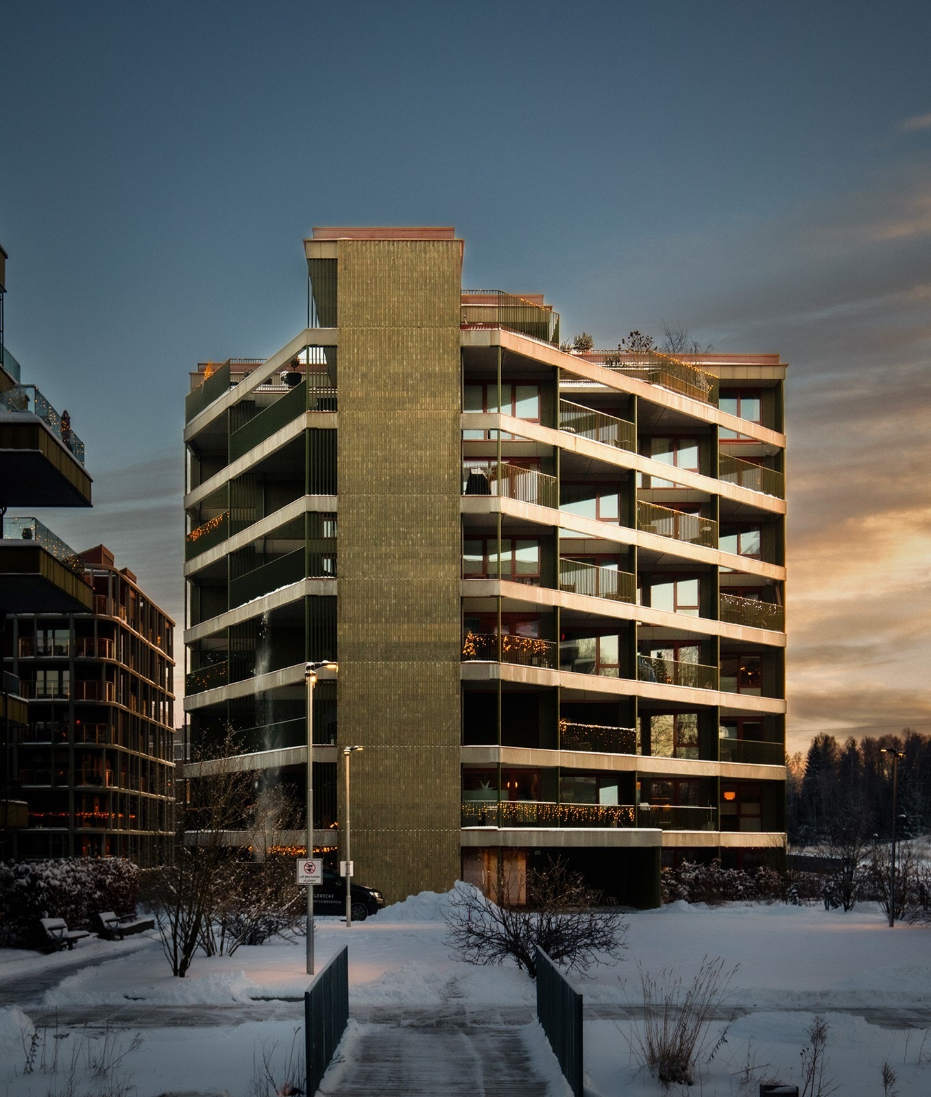 Bygget har en moderne arkitektur med en kombinasjon av tre og betong. Galleribilde