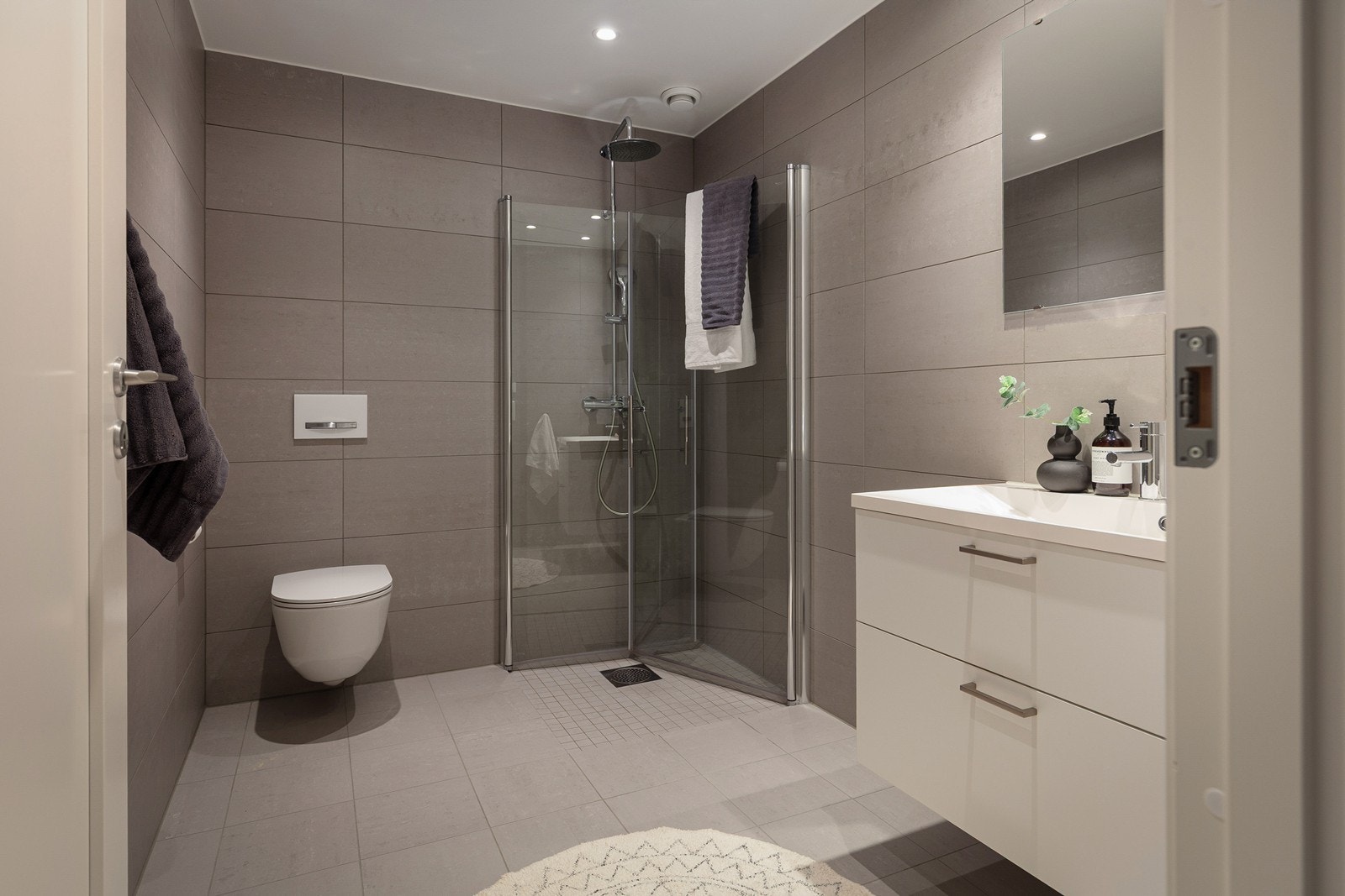 Leiligheten inneholder to delikate og fullt utstyrte bad. Galleribilde