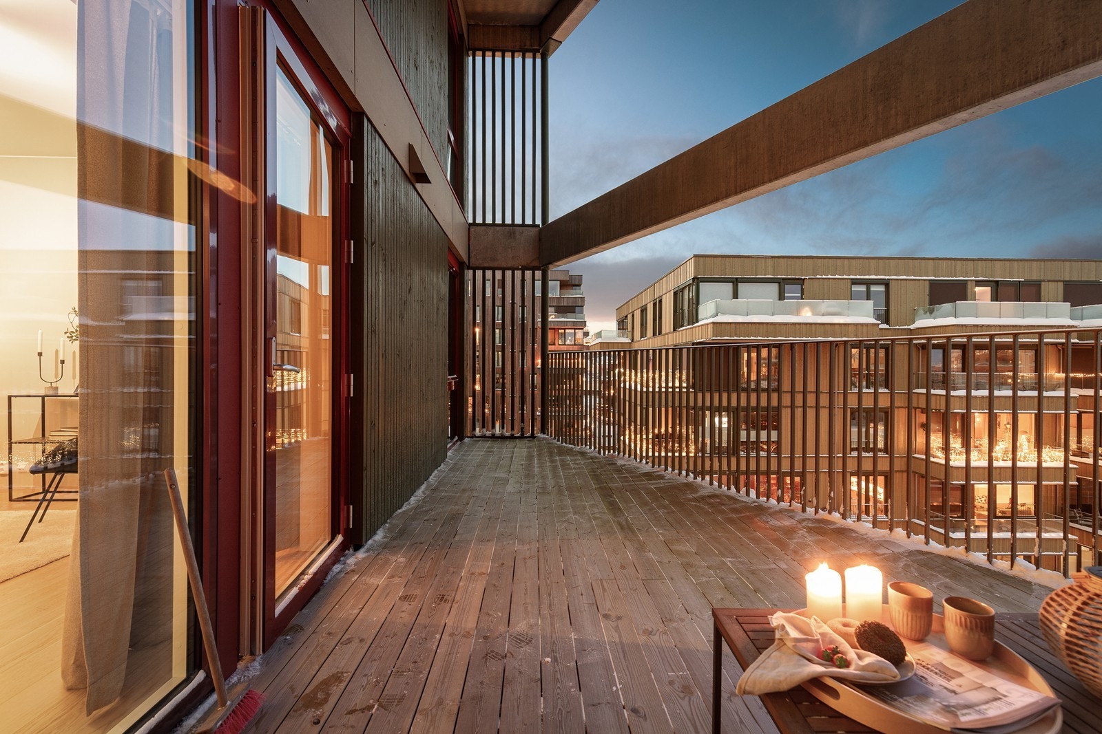 Balkongen er et av leilighetens høydepunkter, med god plass og tredekke på gulv. Galleribilde