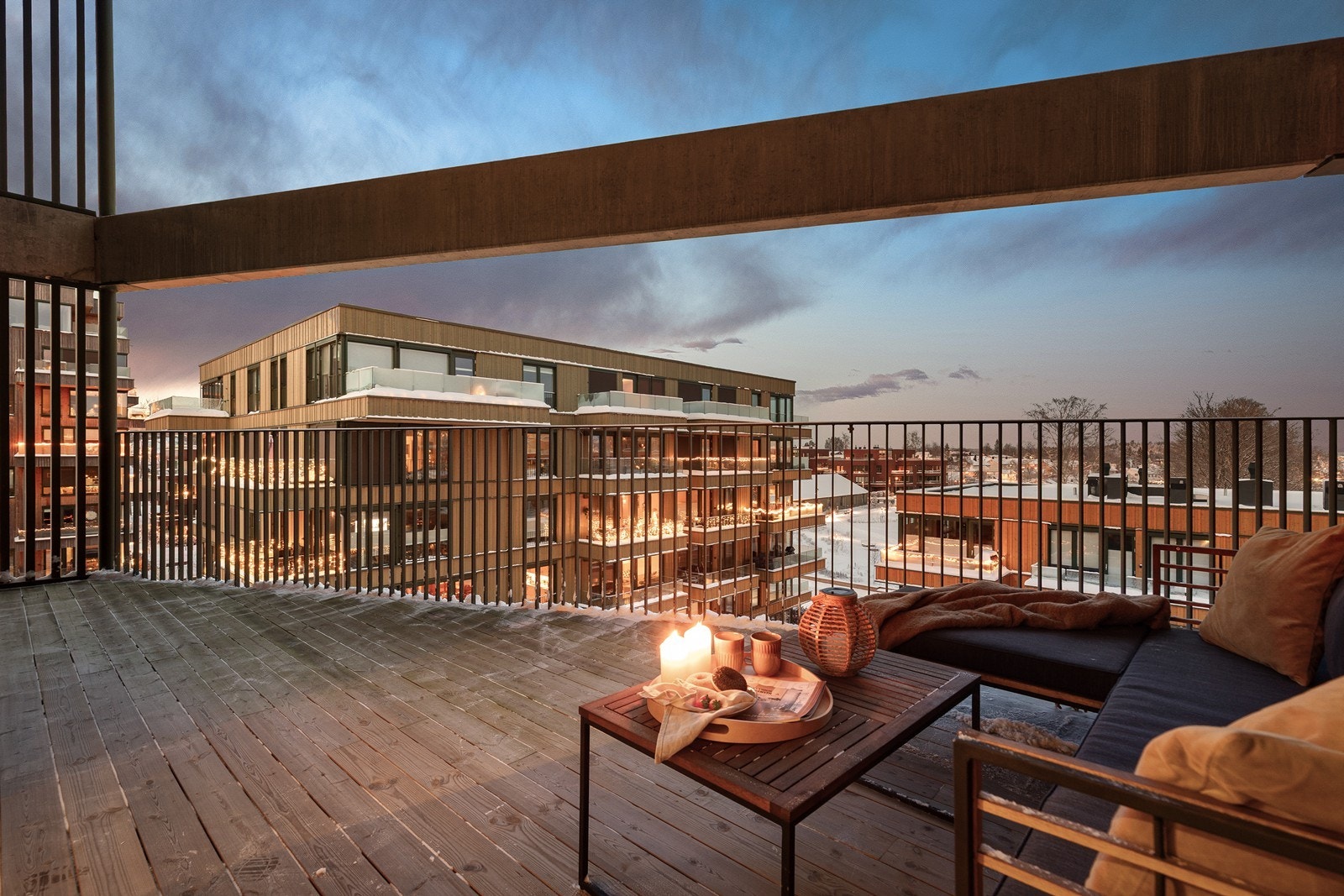 Uteplassen er delvis overbygget, noe som gir ly for vær og vind. Galleribilde