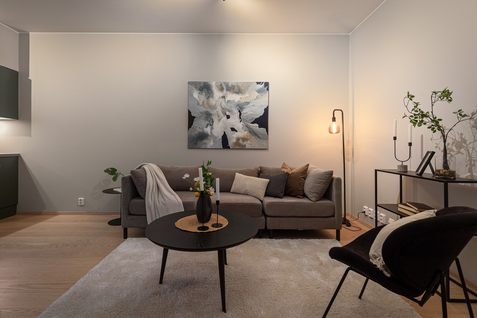 Store, lyse flater gir et nøytralt utgangspunkt for personlig innredning. Galleribilde