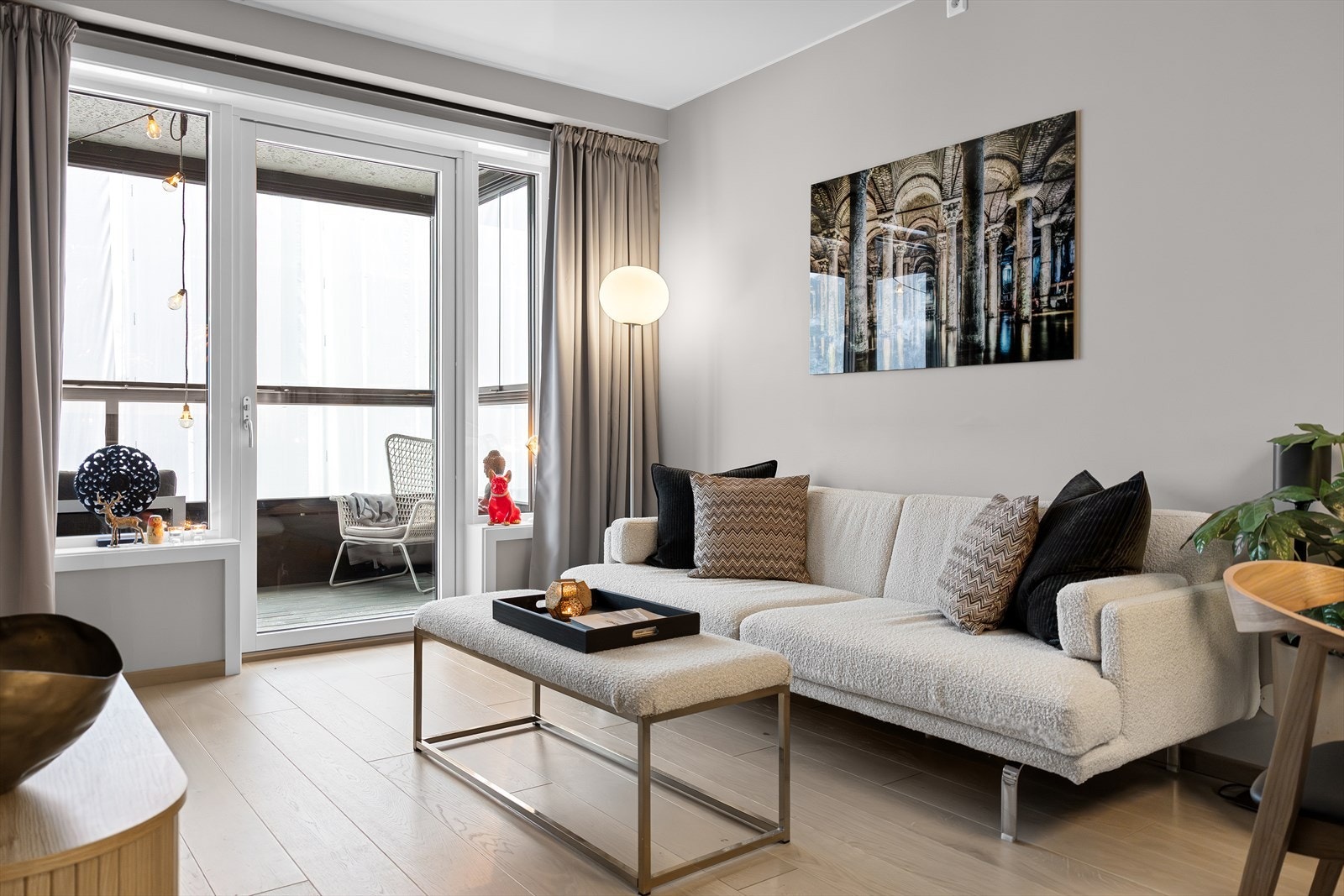 Gulvet er belagt med flott 1-stavs parkett som sammen med delikate og moderne fargetoner på veggene skaper et helhetlig og tidsriktig uttrykk. Galleribilde